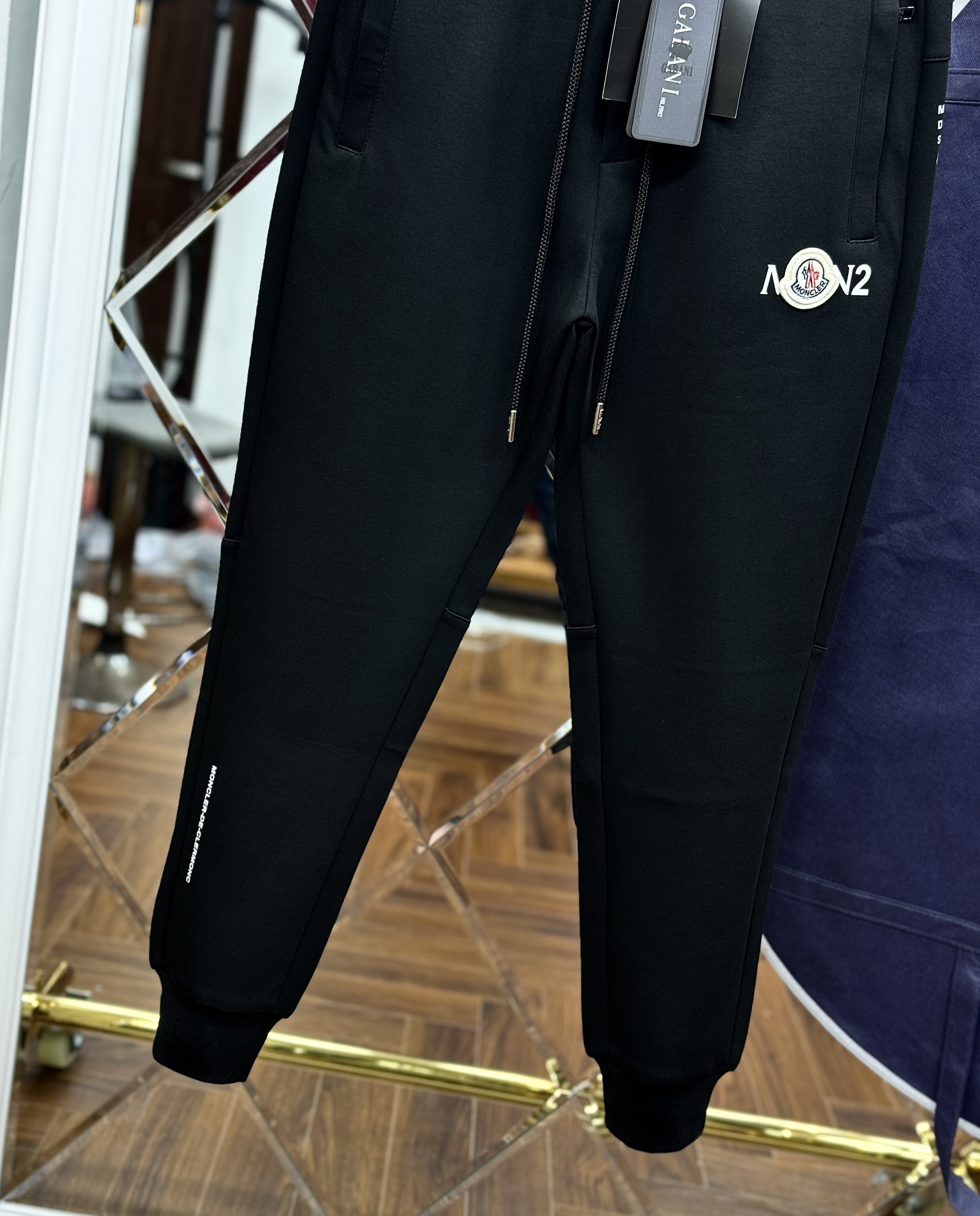 Quần jogger Moncler M Đen logo thêu đùi Like Auth CD LK