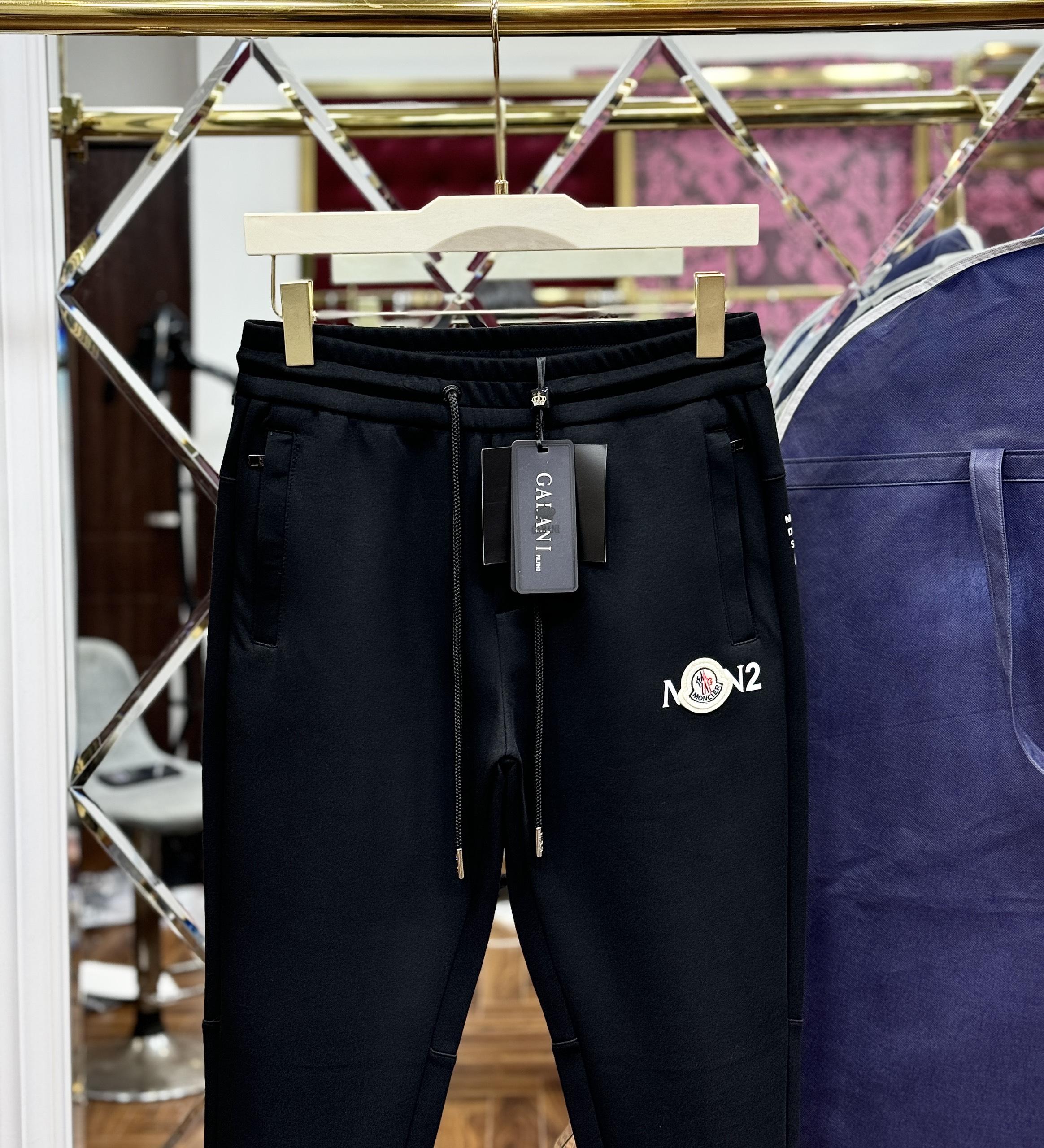 Quần jogger Moncler M Đen logo thêu đùi Like Auth CD LK