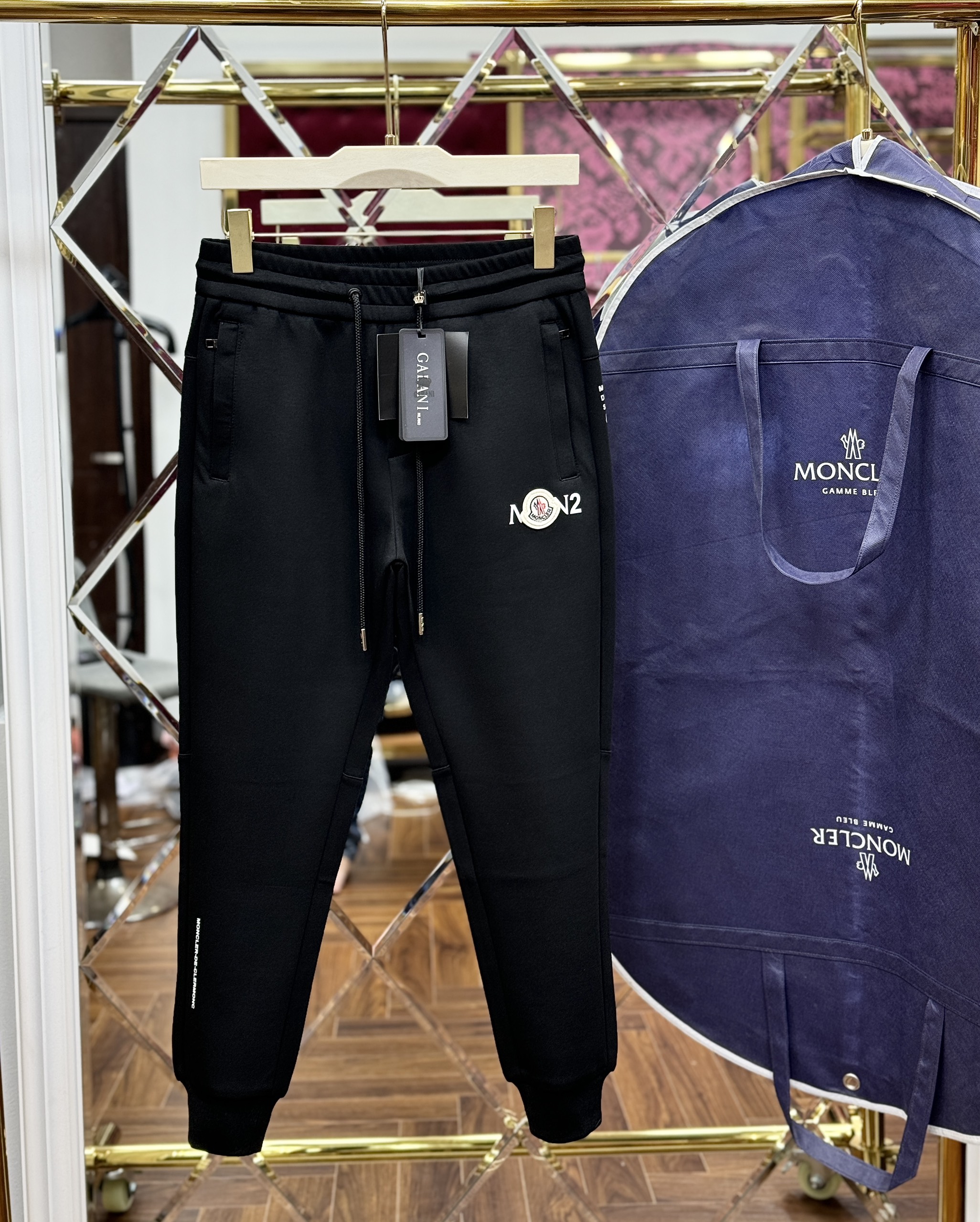 Quần jogger Moncler M Đen logo thêu đùi Like Auth CD LK