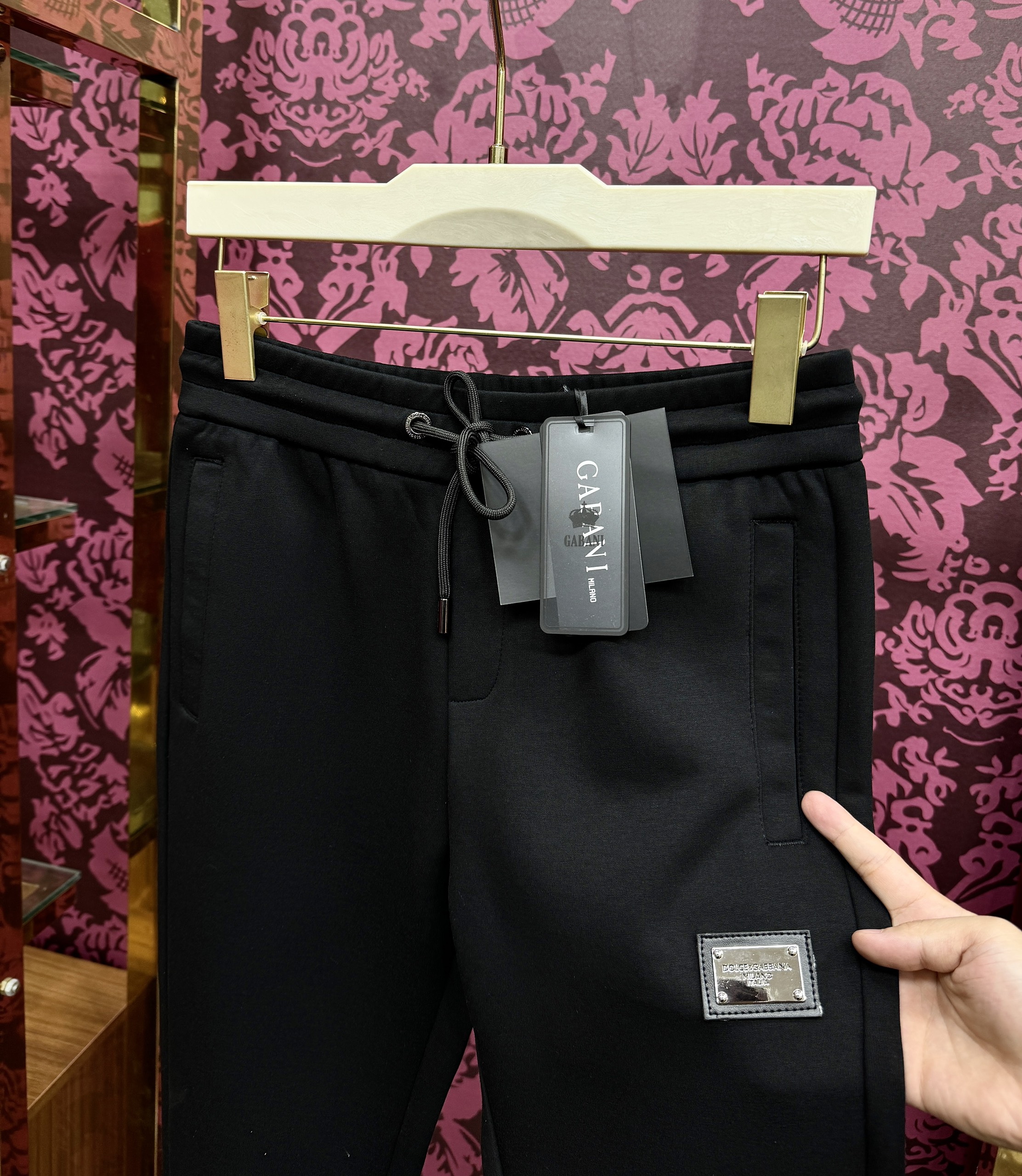 Quần jogger nỉ Dolce Gabbana DG Đen lgoo tag da thêu Like Auth CD LK