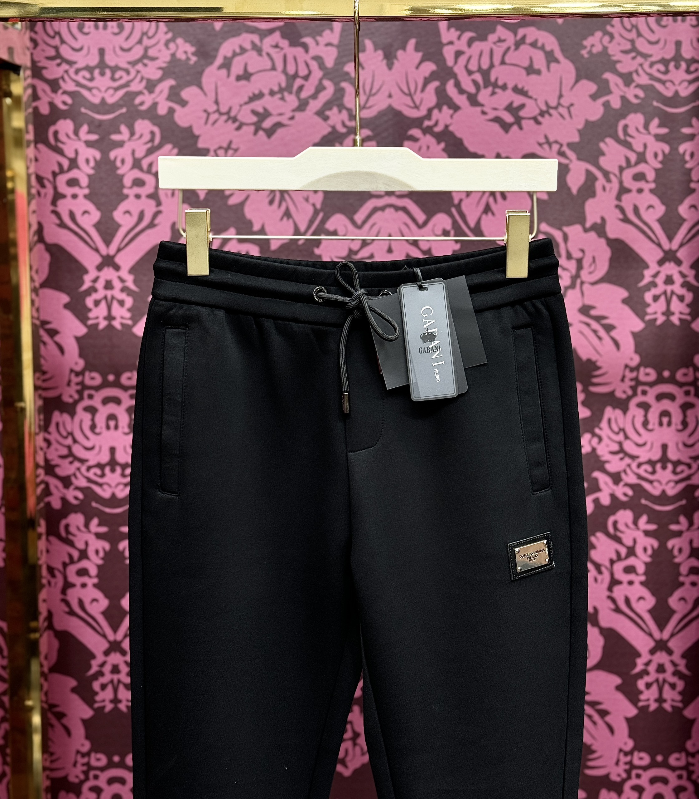 Quần jogger nỉ Dolce Gabbana DG Đen lgoo tag da thêu Like Auth CD LK