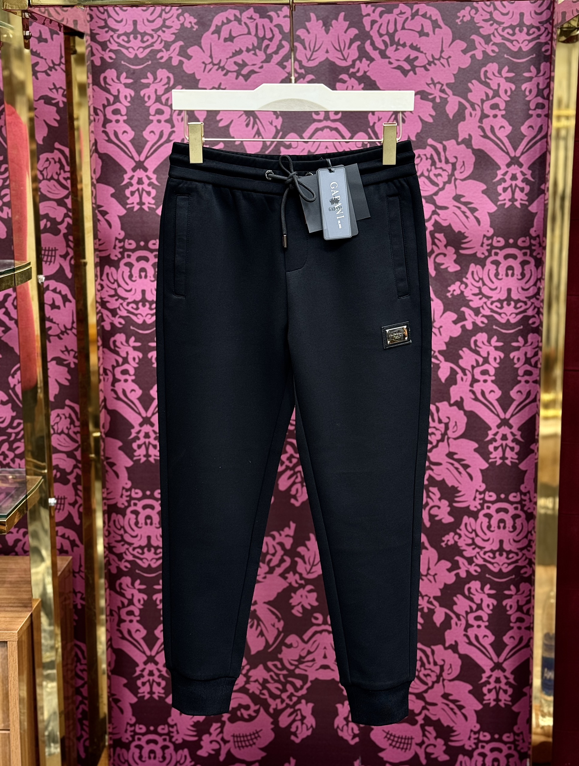 Quần jogger nỉ Dolce Gabbana DG Đen lgoo tag da thêu Like Auth CD LK