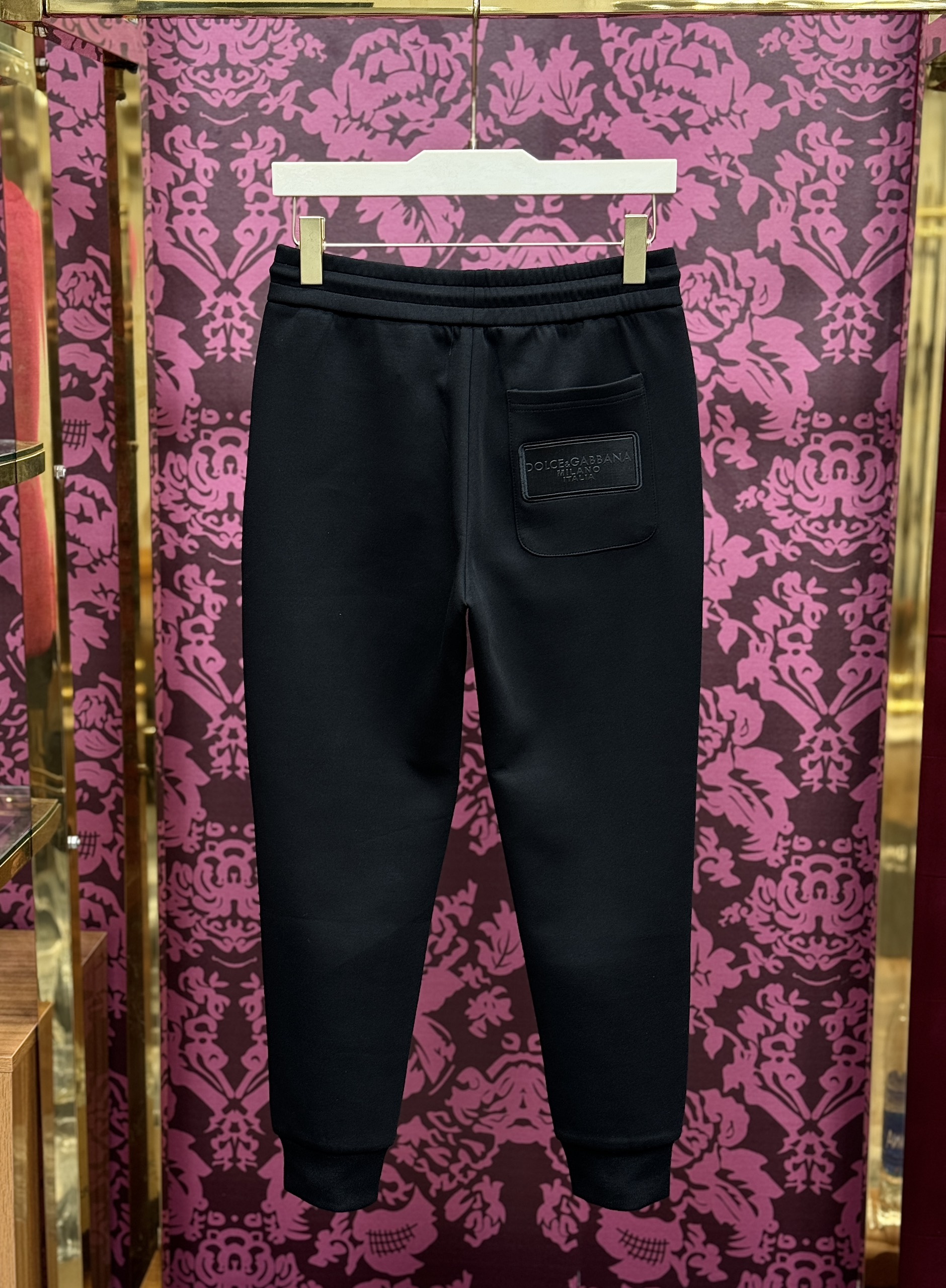 Quần jogger nỉ Dolce Gabbana DG Đen lgoo tag da thêu Like Auth CD LK