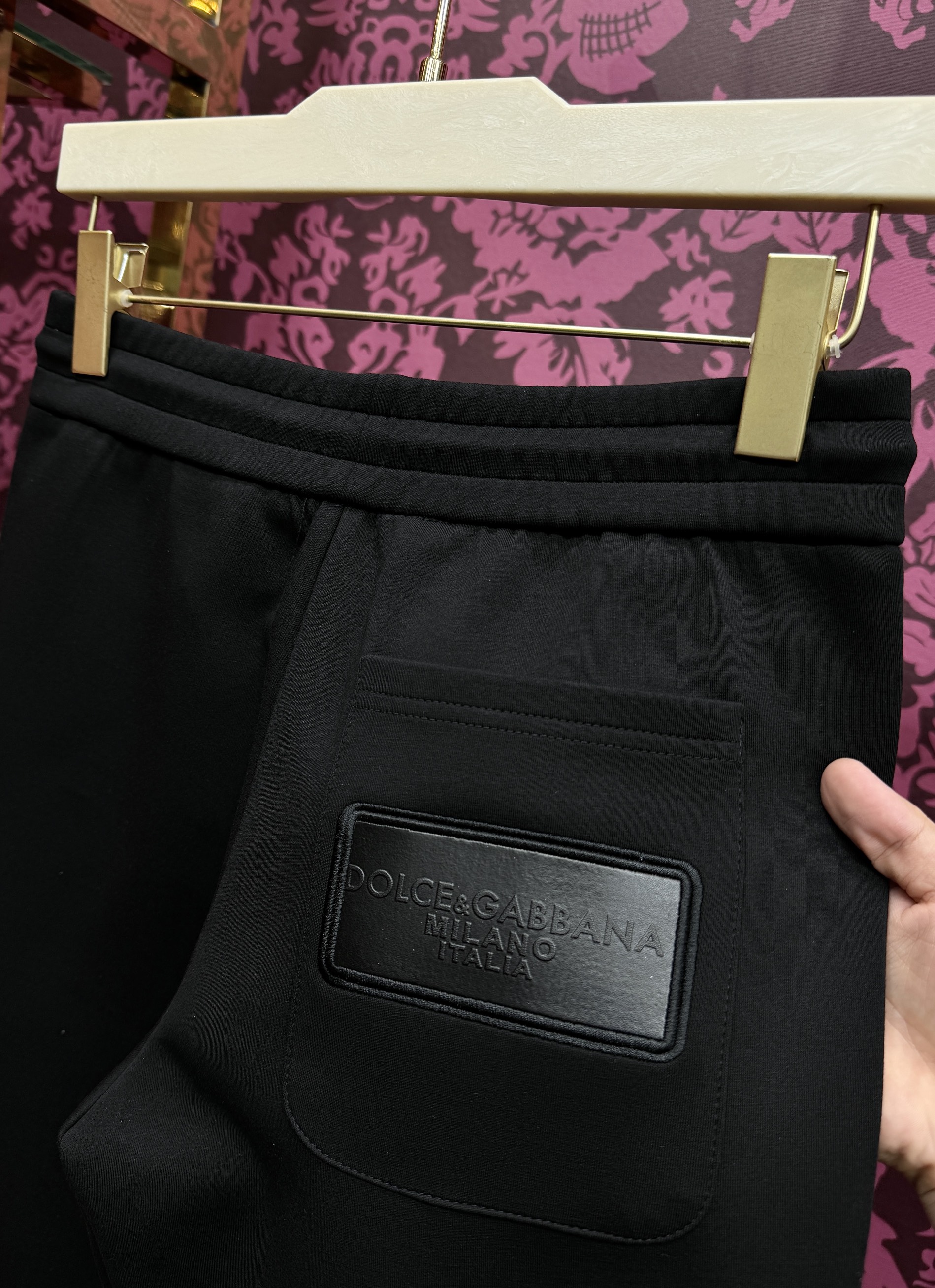 Quần jogger nỉ Dolce Gabbana DG Đen lgoo tag da thêu Like Auth CD LK