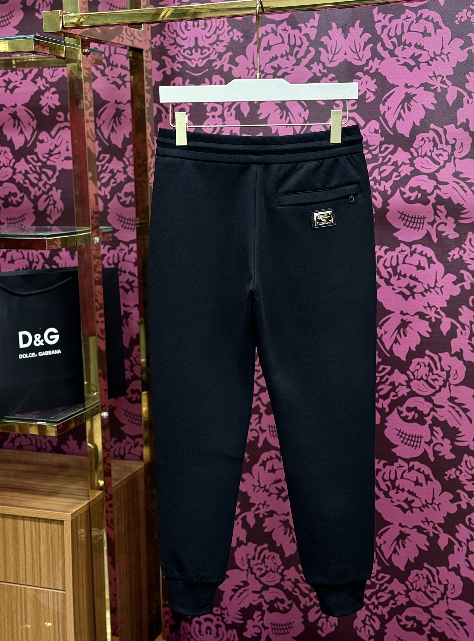 Quần jogger nỉ Dolce Gabbana DG Đen logo chữ chéo đùi Like Auth CD