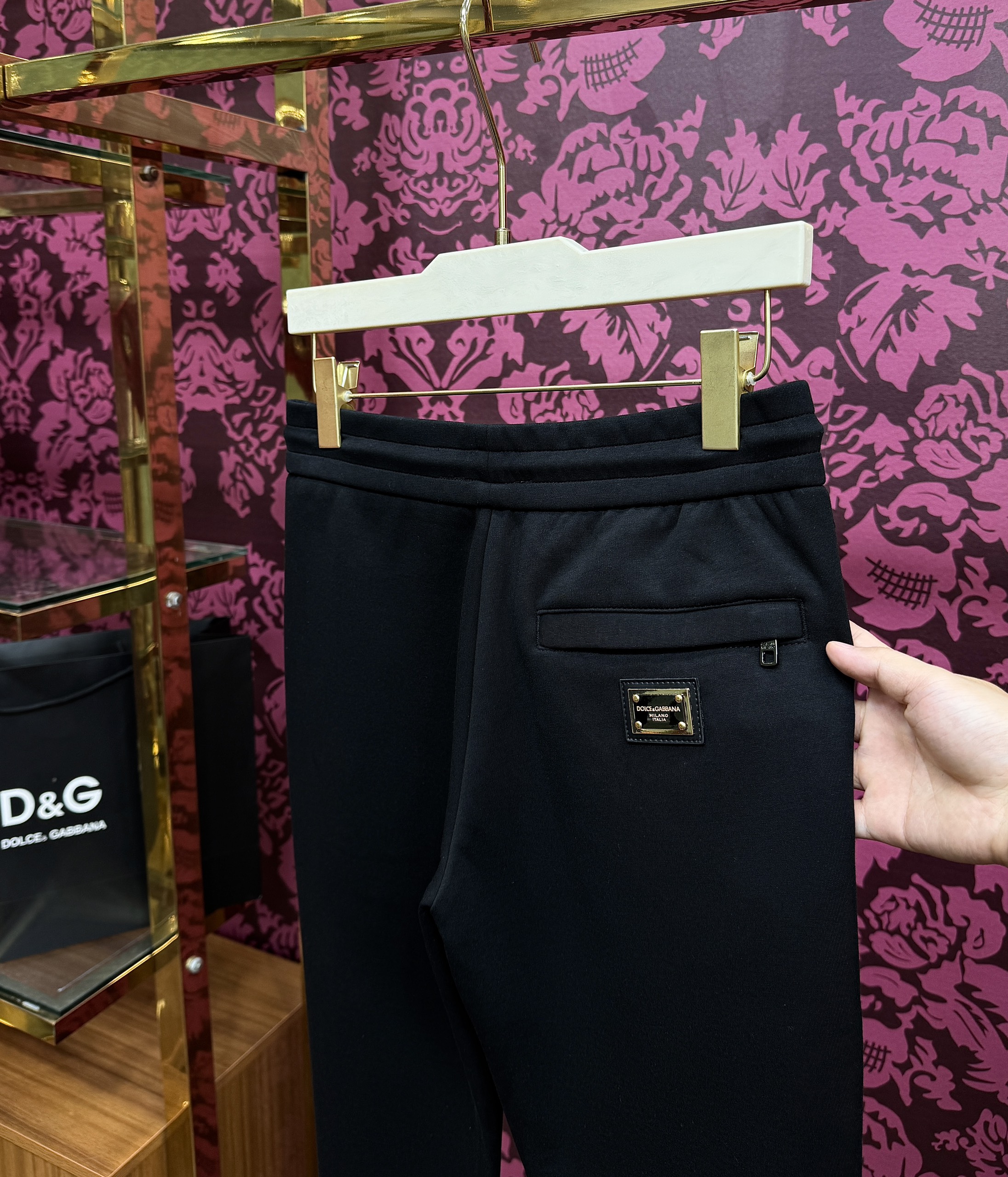 Quần jogger nỉ Dolce Gabbana DG Đen logo chữ chéo đùi Like Auth CD