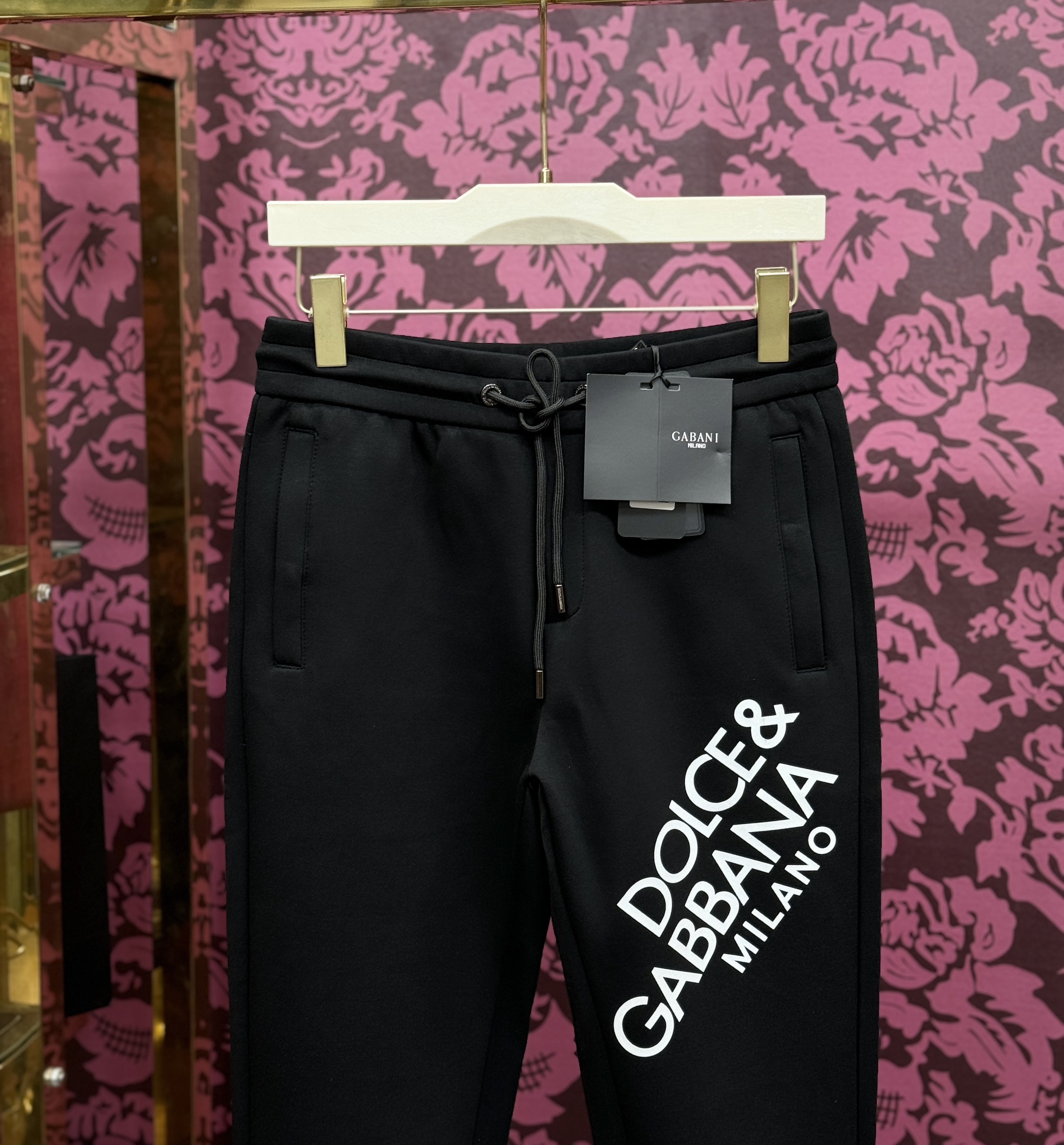 Quần jogger nỉ Dolce Gabbana DG Đen logo chữ chéo đùi Like Auth CD