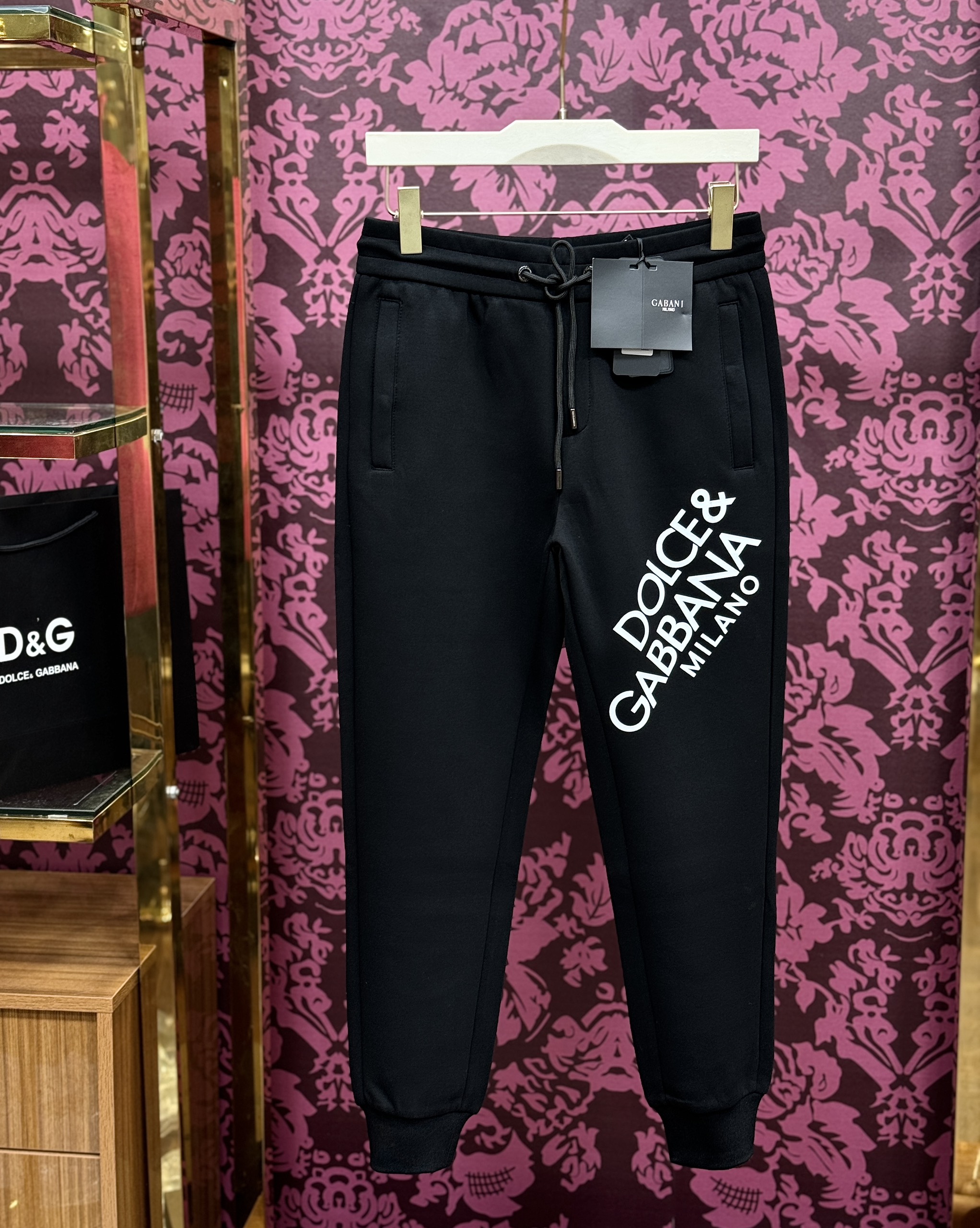 Quần jogger nỉ Dolce Gabbana DG Đen logo chữ chéo đùi Like Auth CD