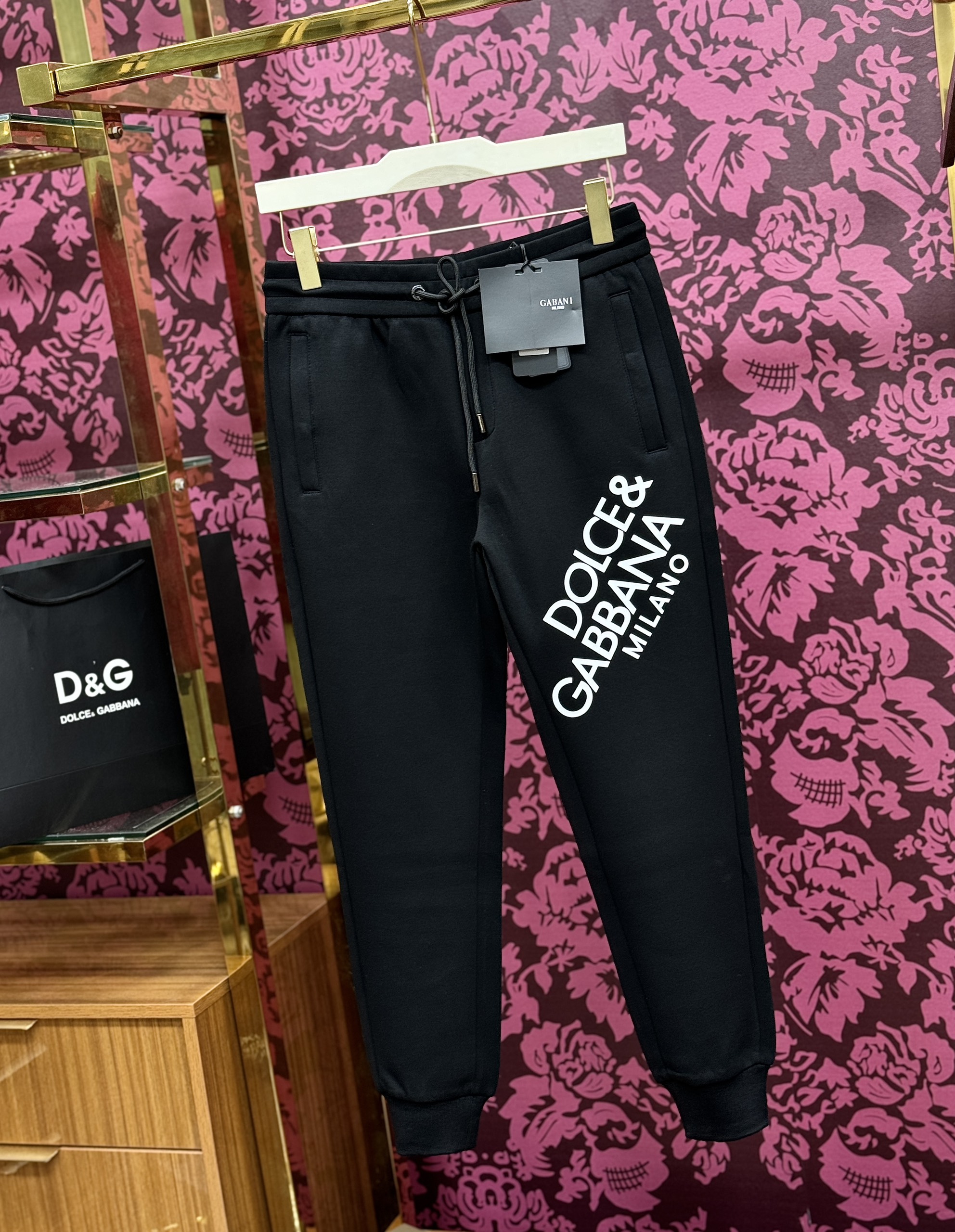 Quần jogger nỉ Dolce Gabbana DG Đen logo chữ chéo đùi Like Auth CD