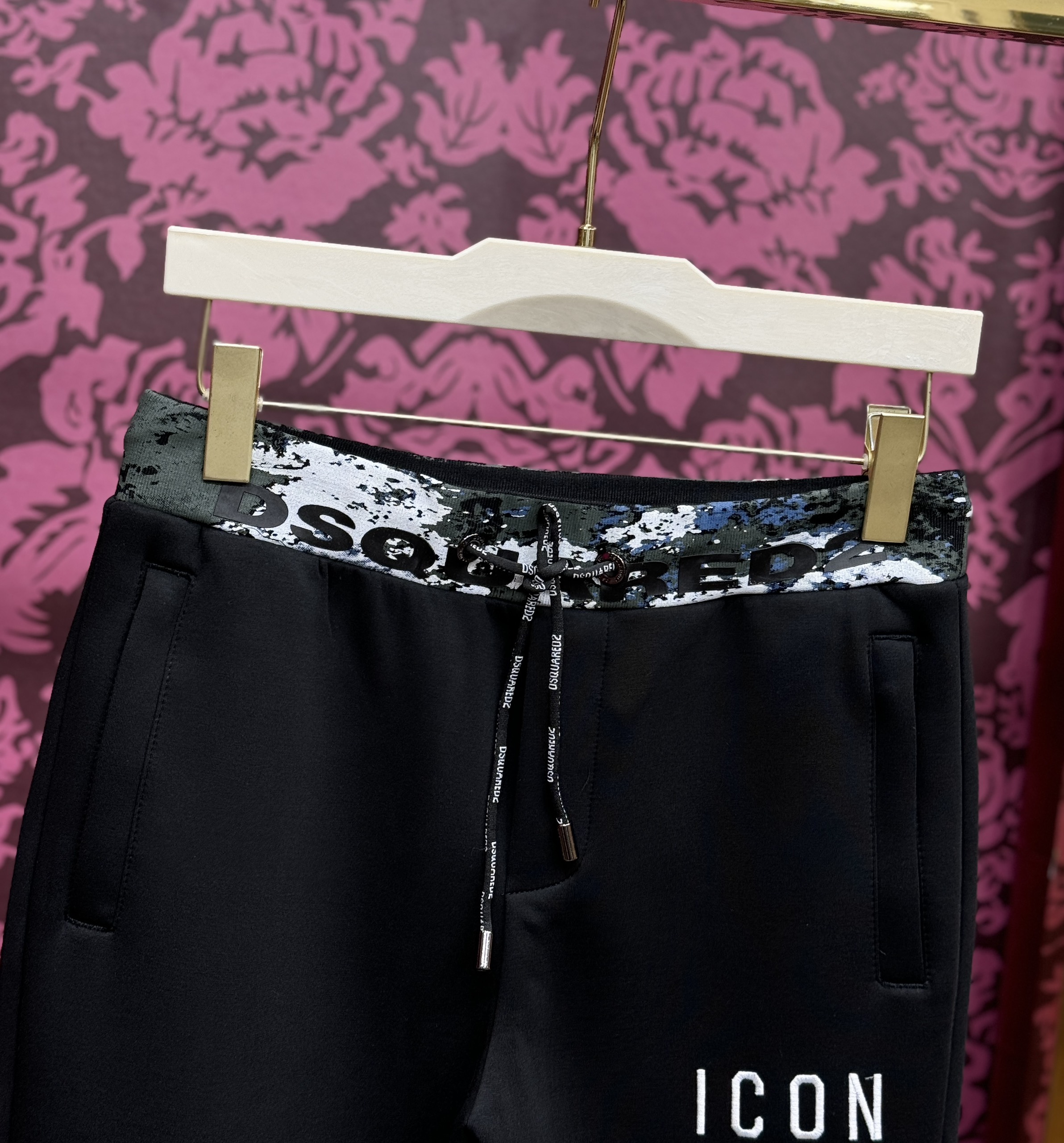 Quần jogger nỉ Dsquared2 DSQ2 Đen họa tiết loang cạp Like Auth CD LK