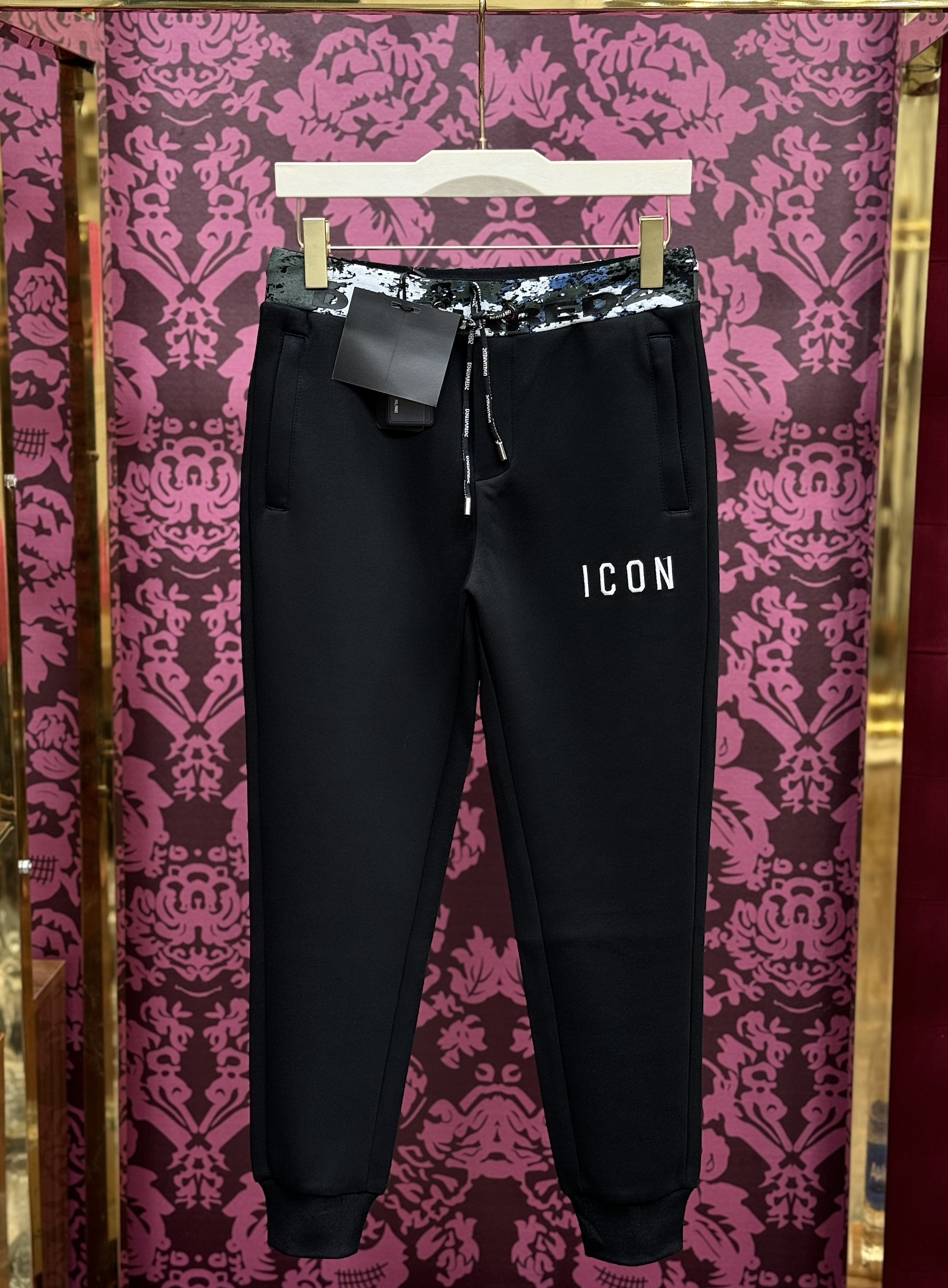 Quần jogger nỉ Dsquared2 DSQ2 Đen họa tiết loang cạp Like Auth CD LK