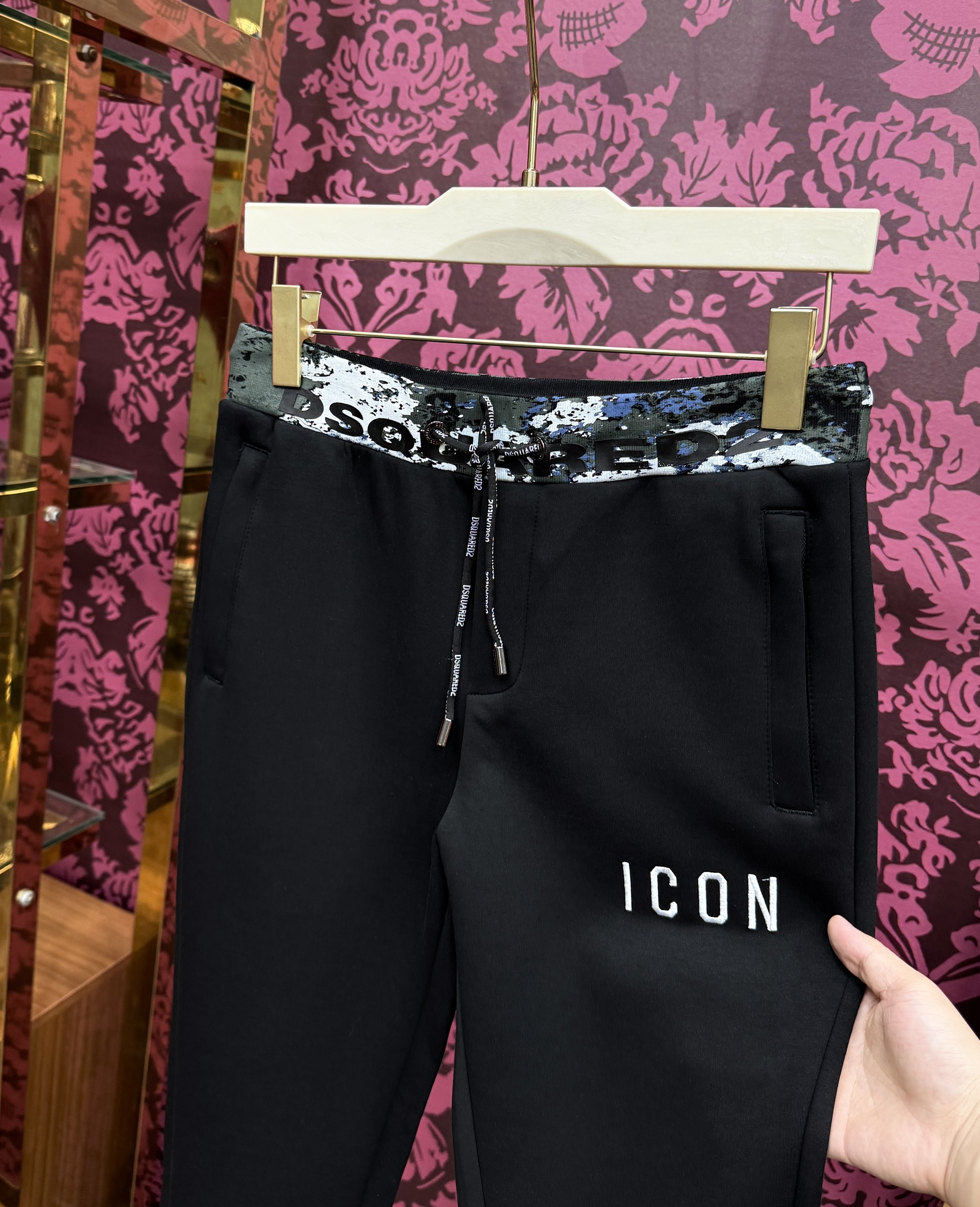 Quần jogger nỉ Dsquared2 DSQ2 Đen họa tiết loang cạp Like Auth CD LK