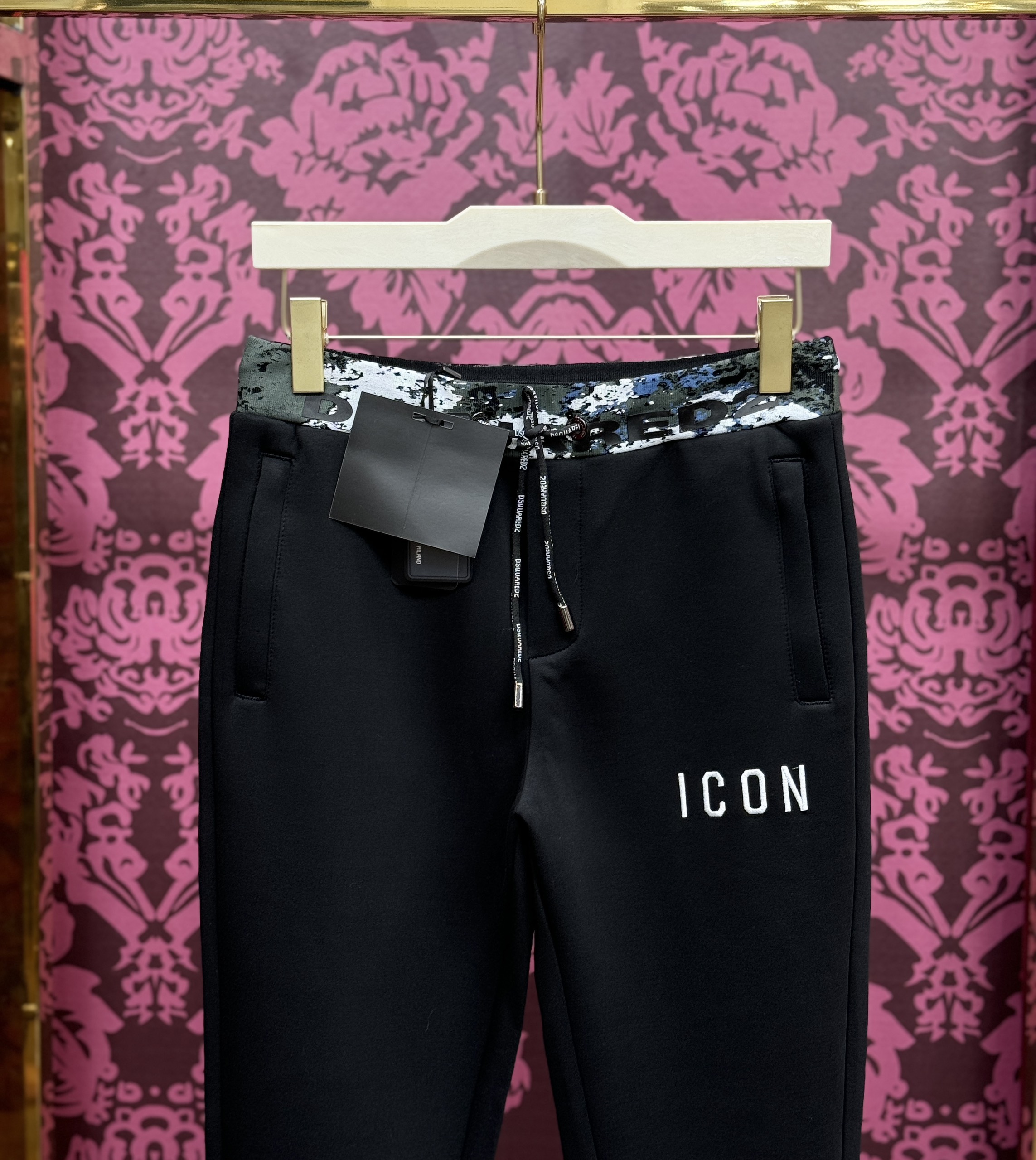 Quần jogger nỉ Dsquared2 DSQ2 Đen họa tiết loang cạp Like Auth CD LK