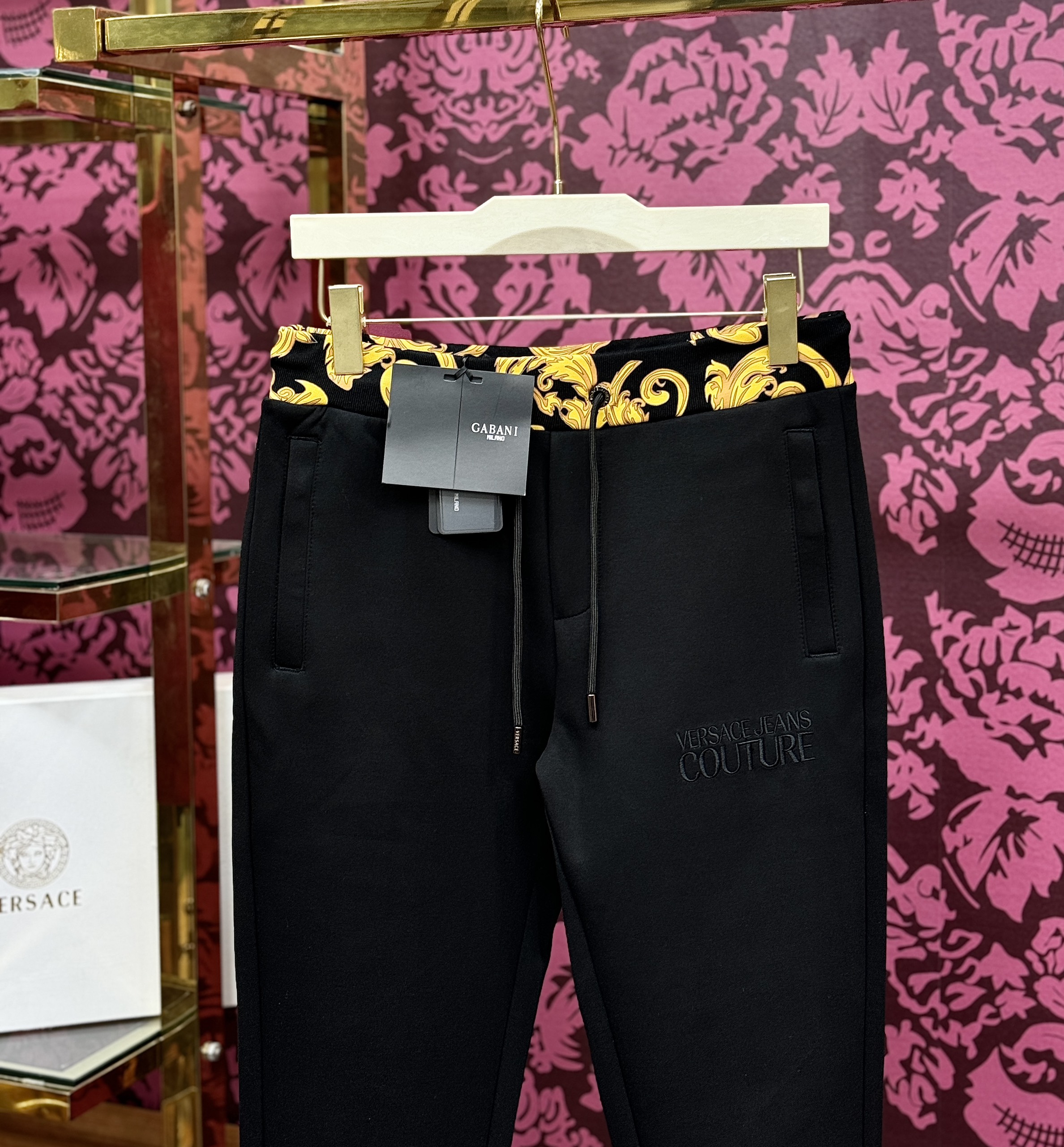 Quần jogger nỉ Versace VS Đen phối họa tiết vàng cạp Like Auth CD LK