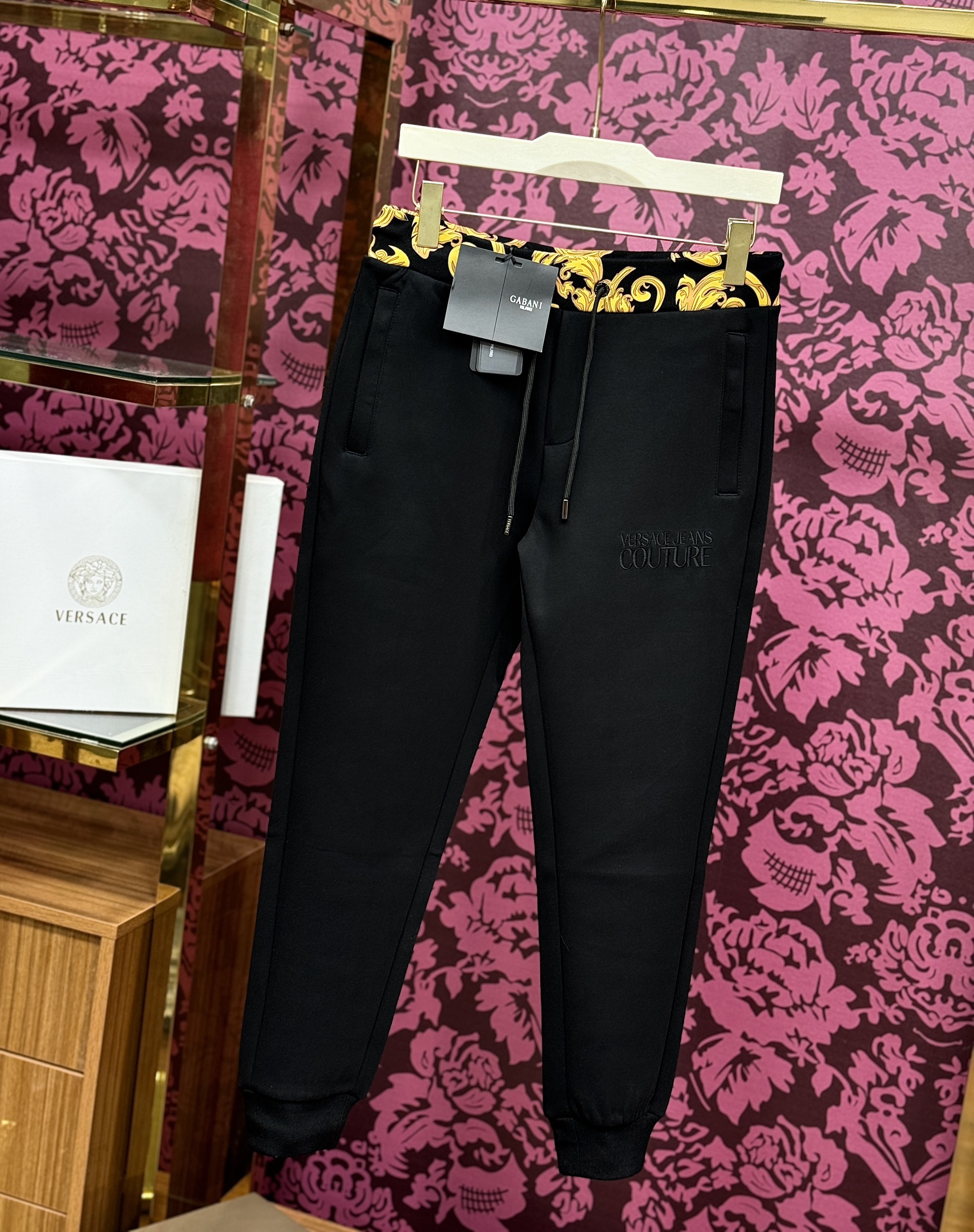 Quần jogger nỉ Versace VS Đen phối họa tiết vàng cạp Like Auth CD LK