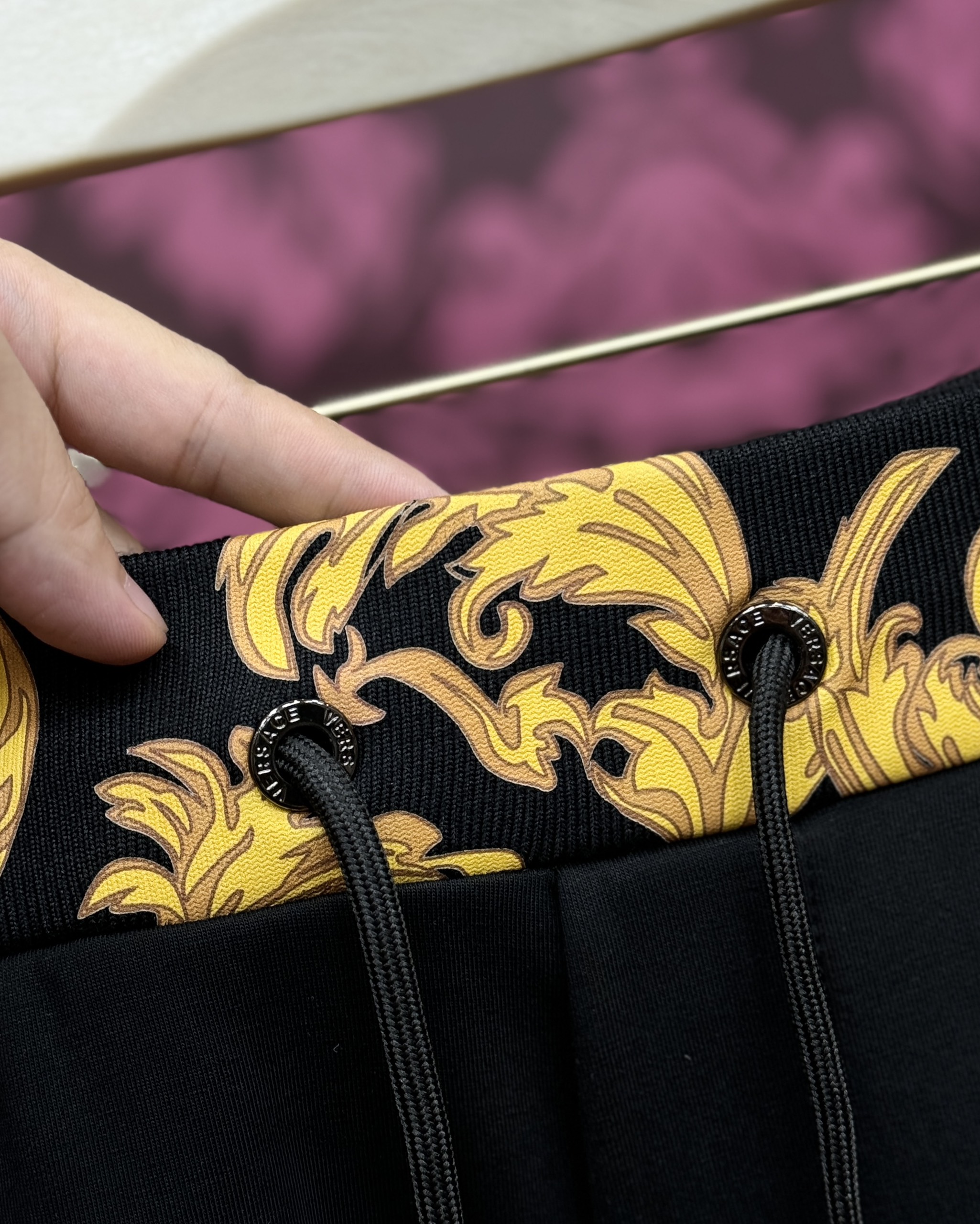 Quần jogger nỉ Versace VS Đen phối họa tiết vàng cạp Like Auth CD LK