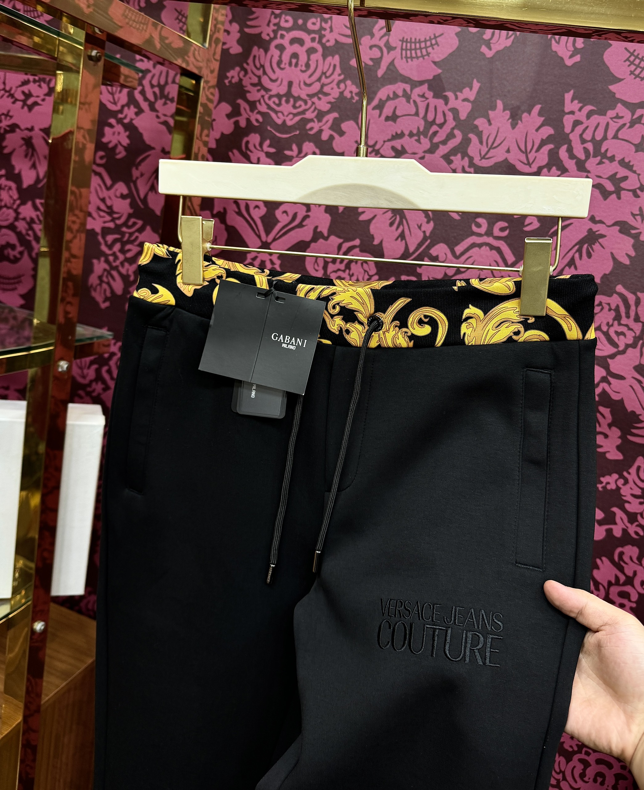 Quần jogger nỉ Versace VS Đen phối họa tiết vàng cạp Like Auth CD LK