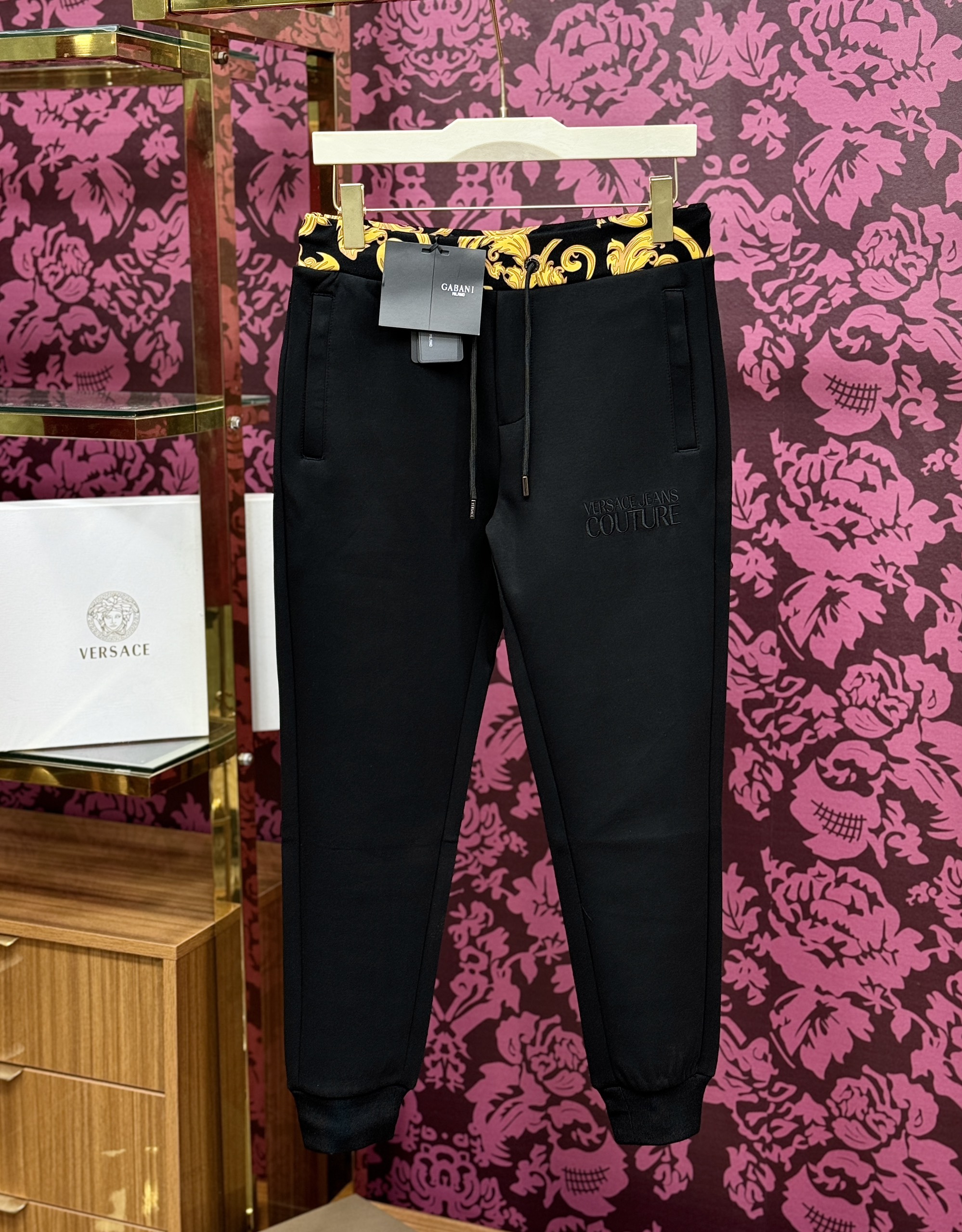 Quần jogger nỉ Versace VS Đen phối họa tiết vàng cạp Like Auth CD LK