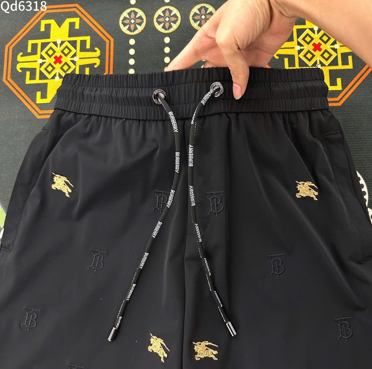 Quần short gió Burberry BBR họa tiết ngựa Vàng thêu Like Auth LK