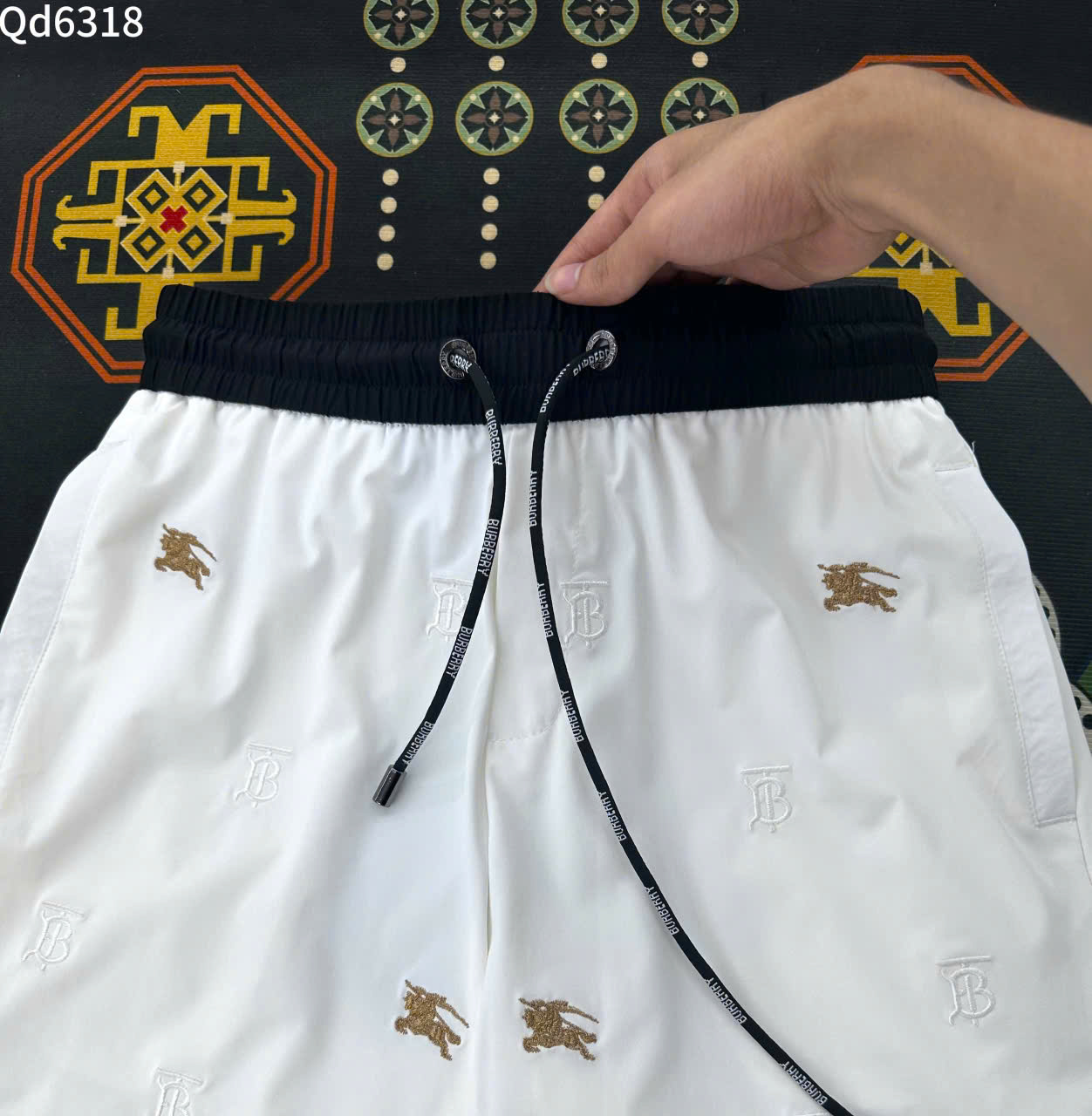 Quần short gió Burberry BBR họa tiết ngựa Vàng thêu Like Auth LK