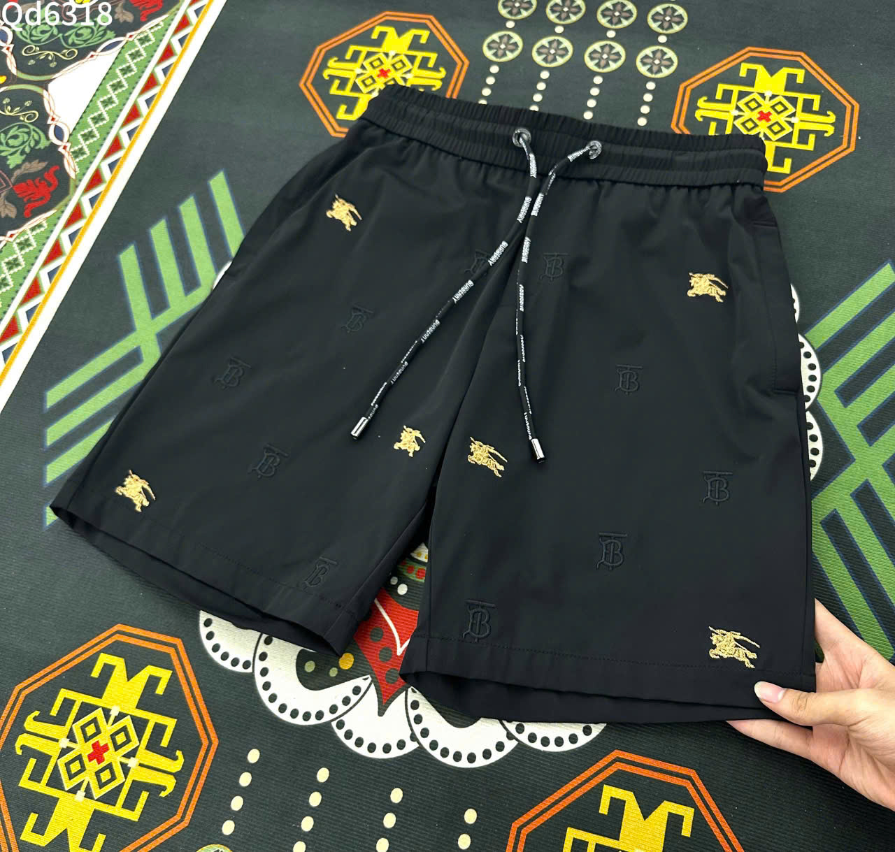 Quần short gió Burberry BBR họa tiết ngựa Vàng thêu Like Auth LK