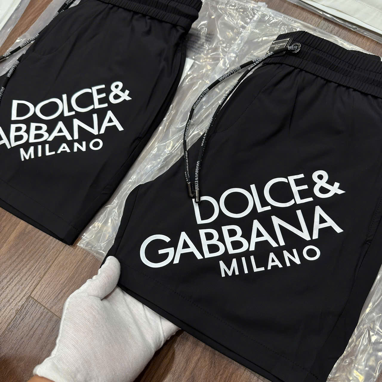 Quần short gió Dolce Gabbana DG logo chữ chéo đùi Like Auth LK