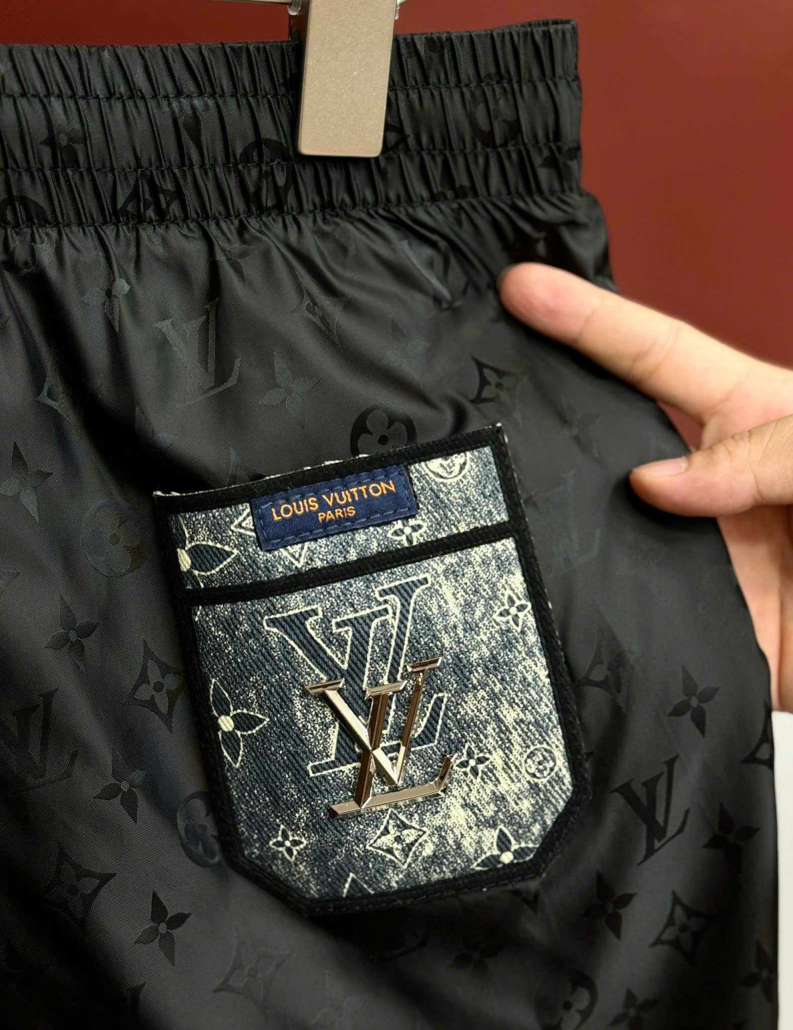 Quần short gió Louis Vuitton LV Đen họa tiết hoa vân logo phối túi jean S-XL CD