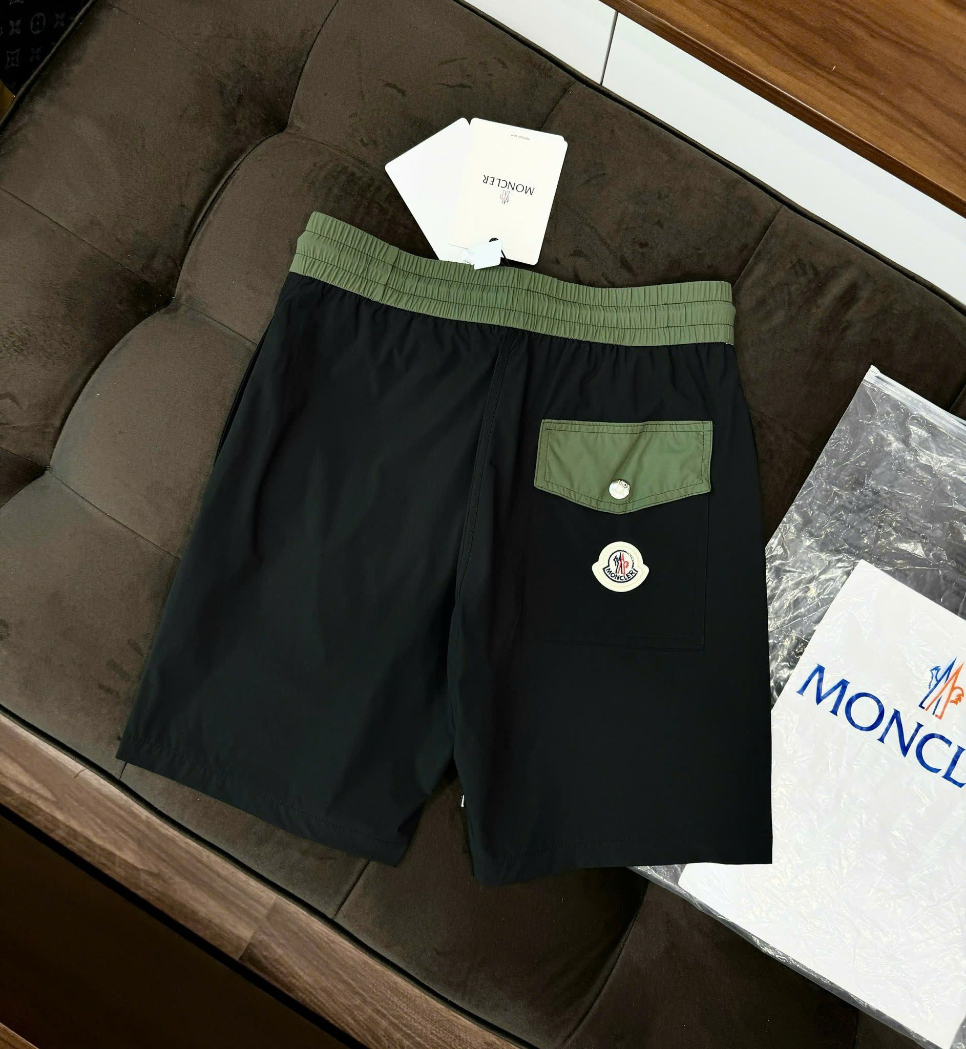 Quần short gió Moncler M logo tròn đùi phối màu Like Auth CD