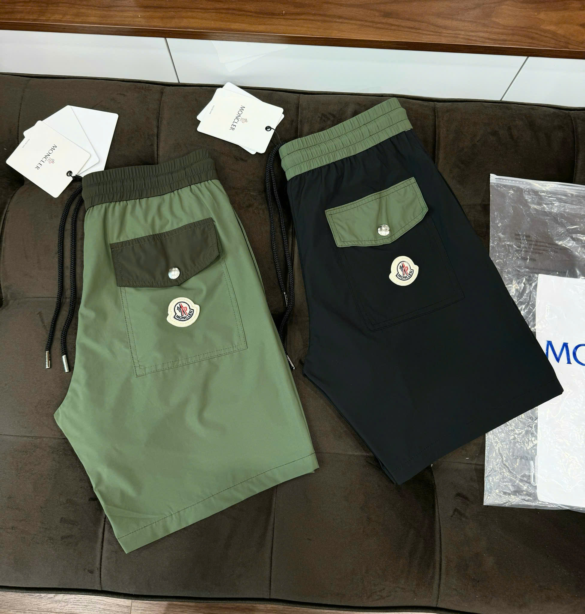 Quần short gió Moncler M logo tròn đùi phối màu Like Auth CD