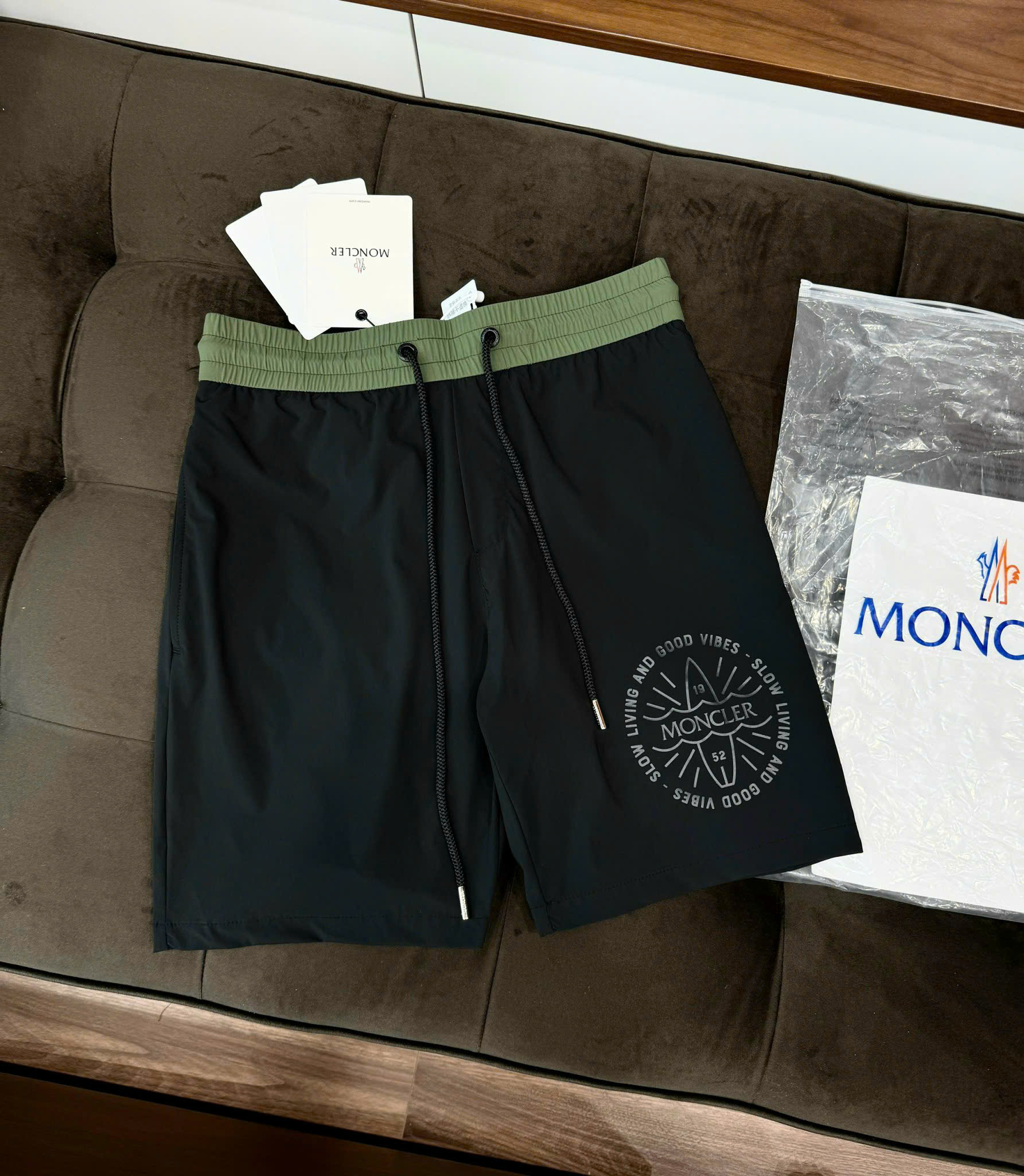 Quần short gió Moncler M logo tròn đùi phối màu Like Auth CD