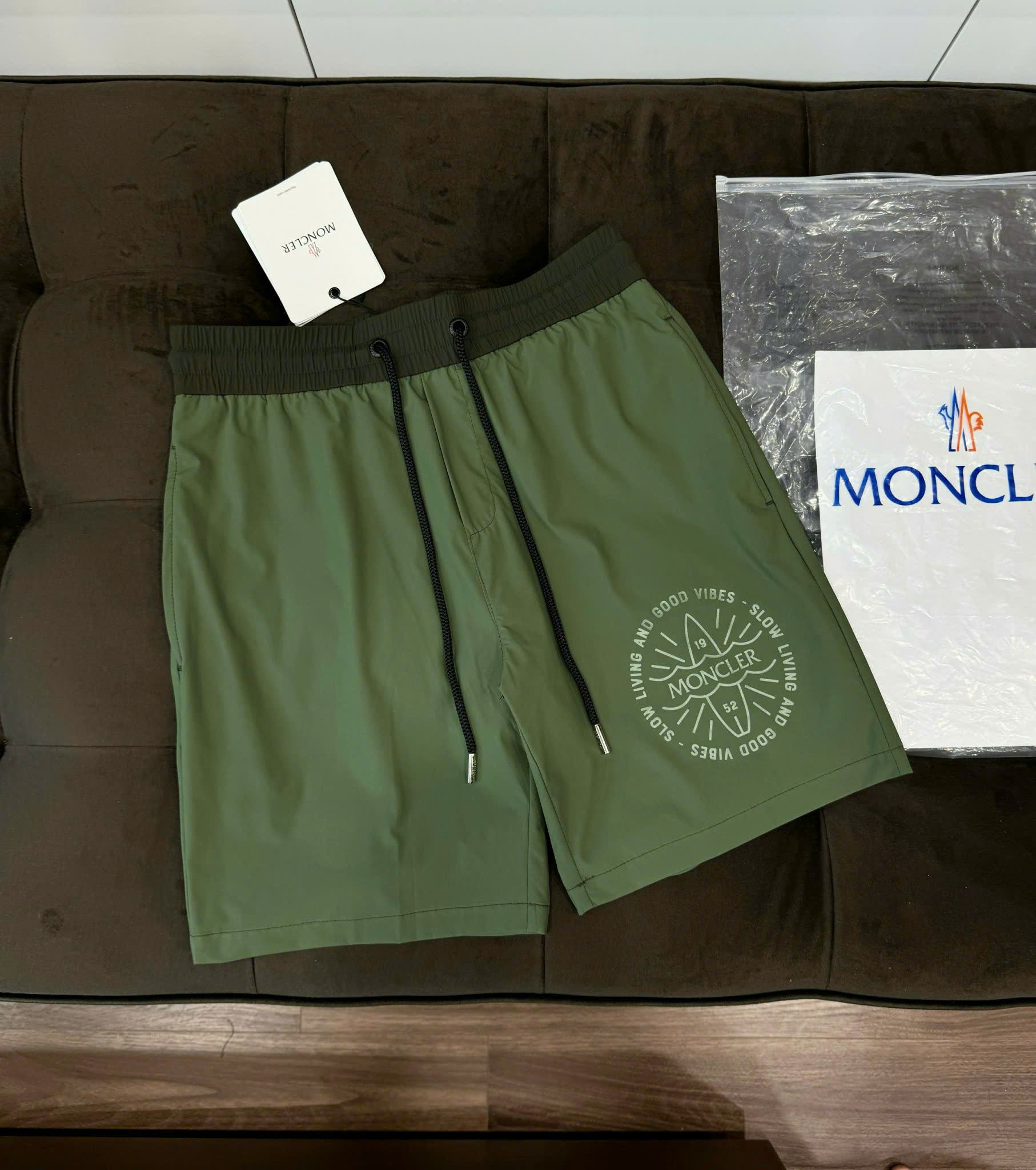 Quần short gió Moncler M logo tròn đùi phối màu Like Auth CD