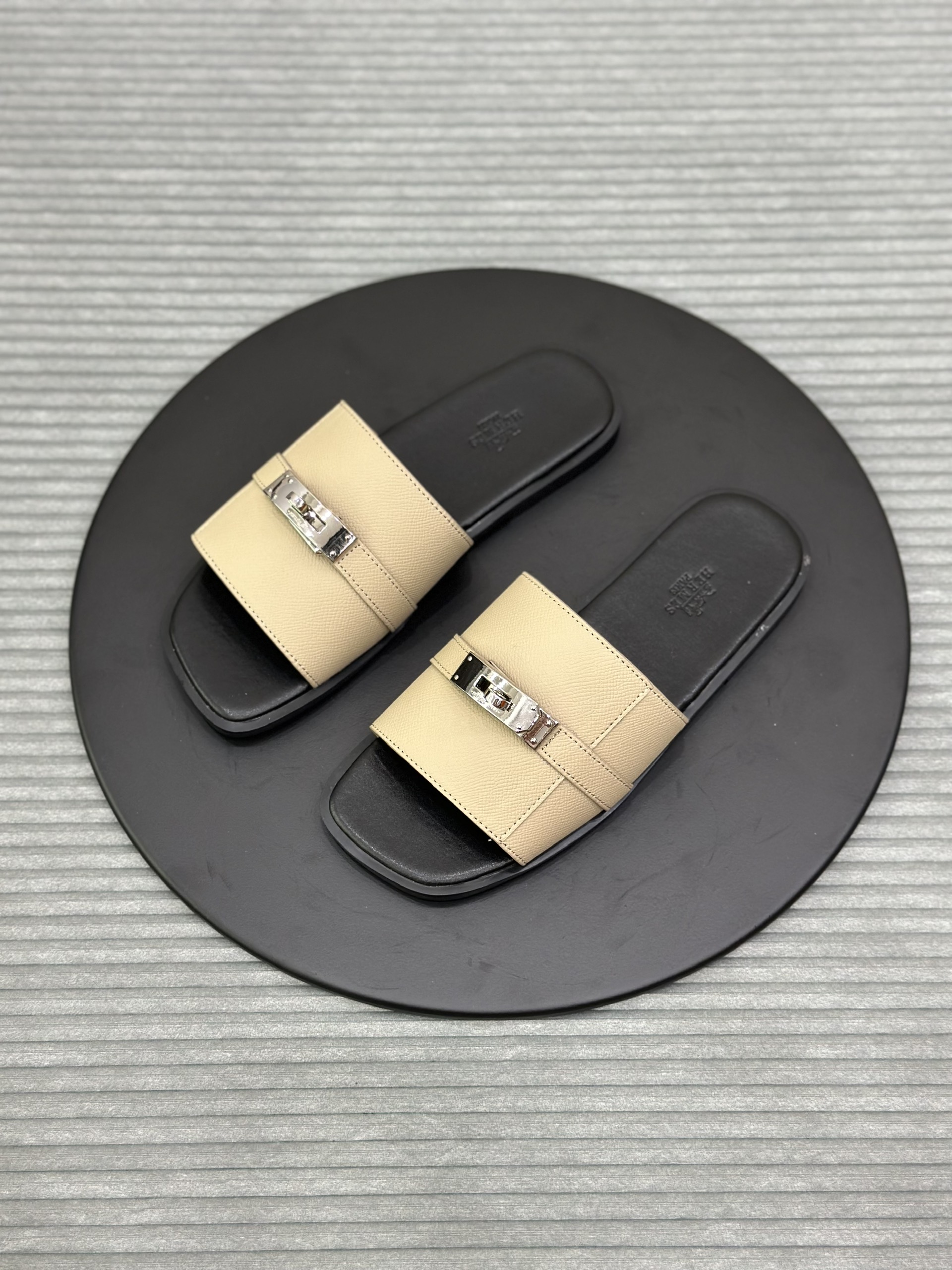 Dép lê quai ngang Hermes HM Nâu phối khóa vặn Like Auth fullbox VTN