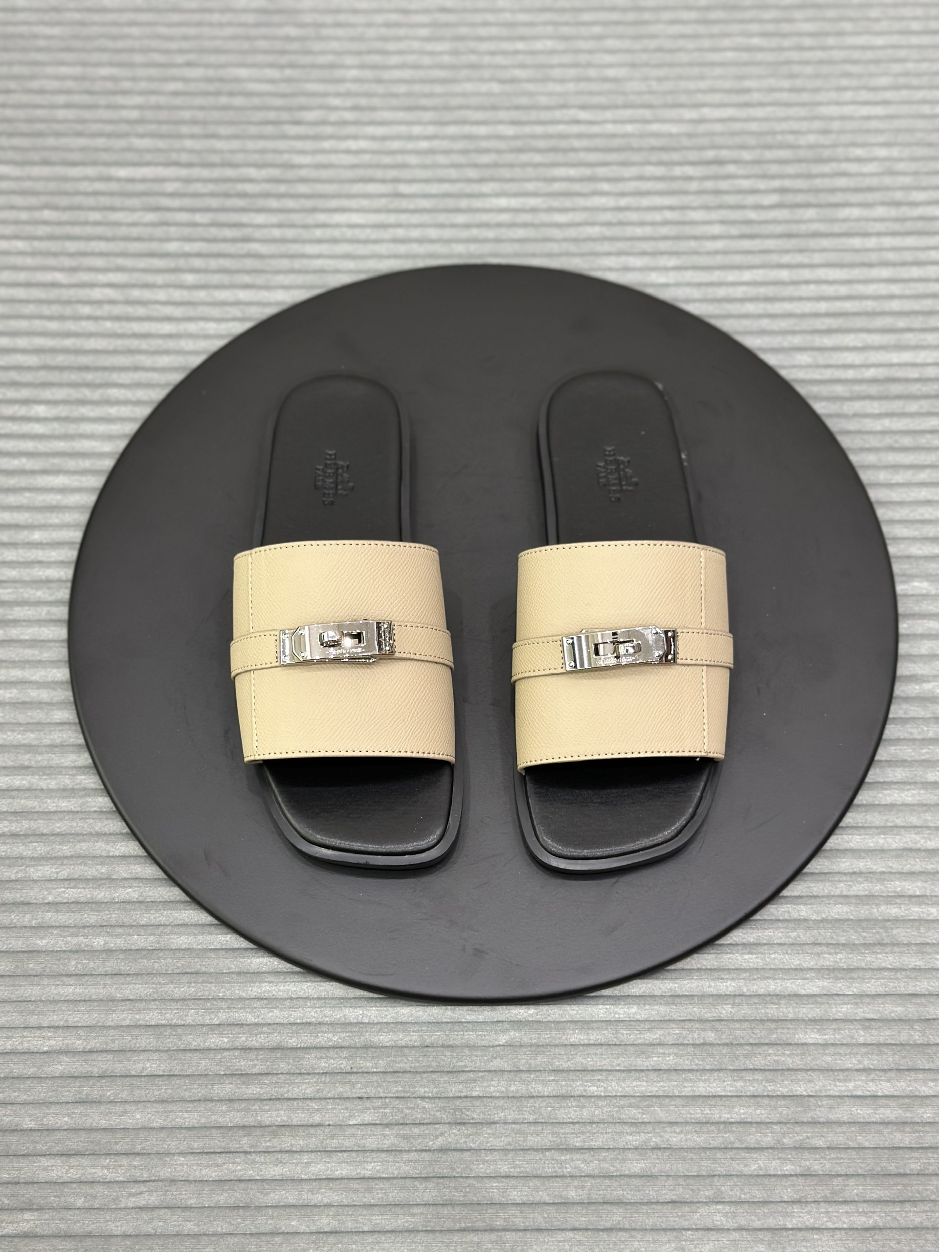 Dép lê quai ngang Hermes HM Nâu phối khóa vặn Like Auth fullbox VTN