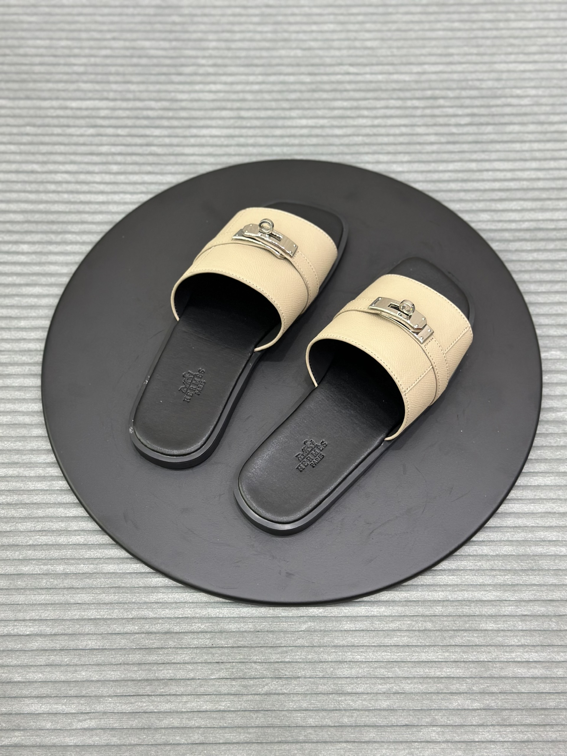 Dép lê quai ngang Hermes HM Nâu phối khóa vặn Like Auth fullbox VTN