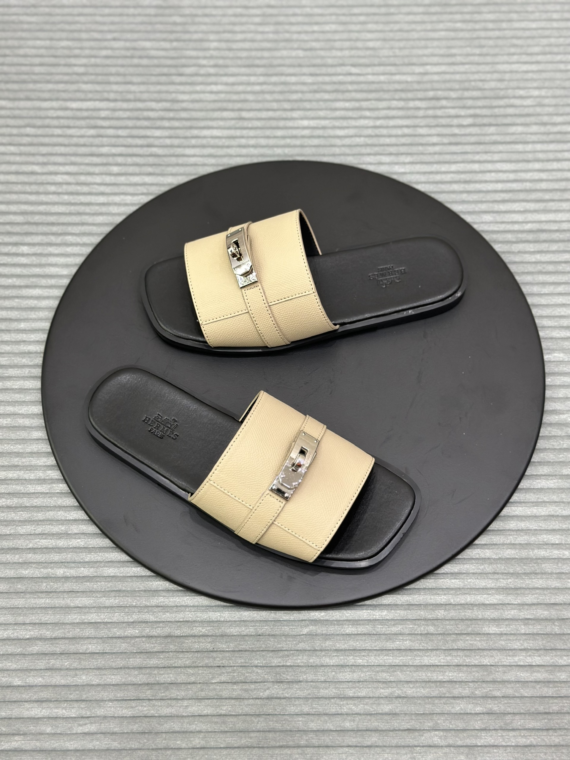 Dép lê quai ngang Hermes HM Nâu phối khóa vặn Like Auth fullbox VTN