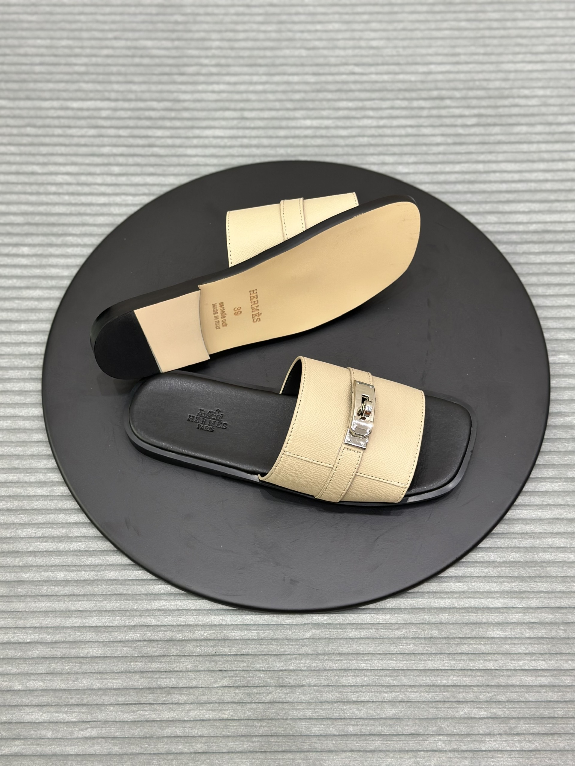 Dép lê quai ngang Hermes HM Nâu phối khóa vặn Like Auth fullbox VTN