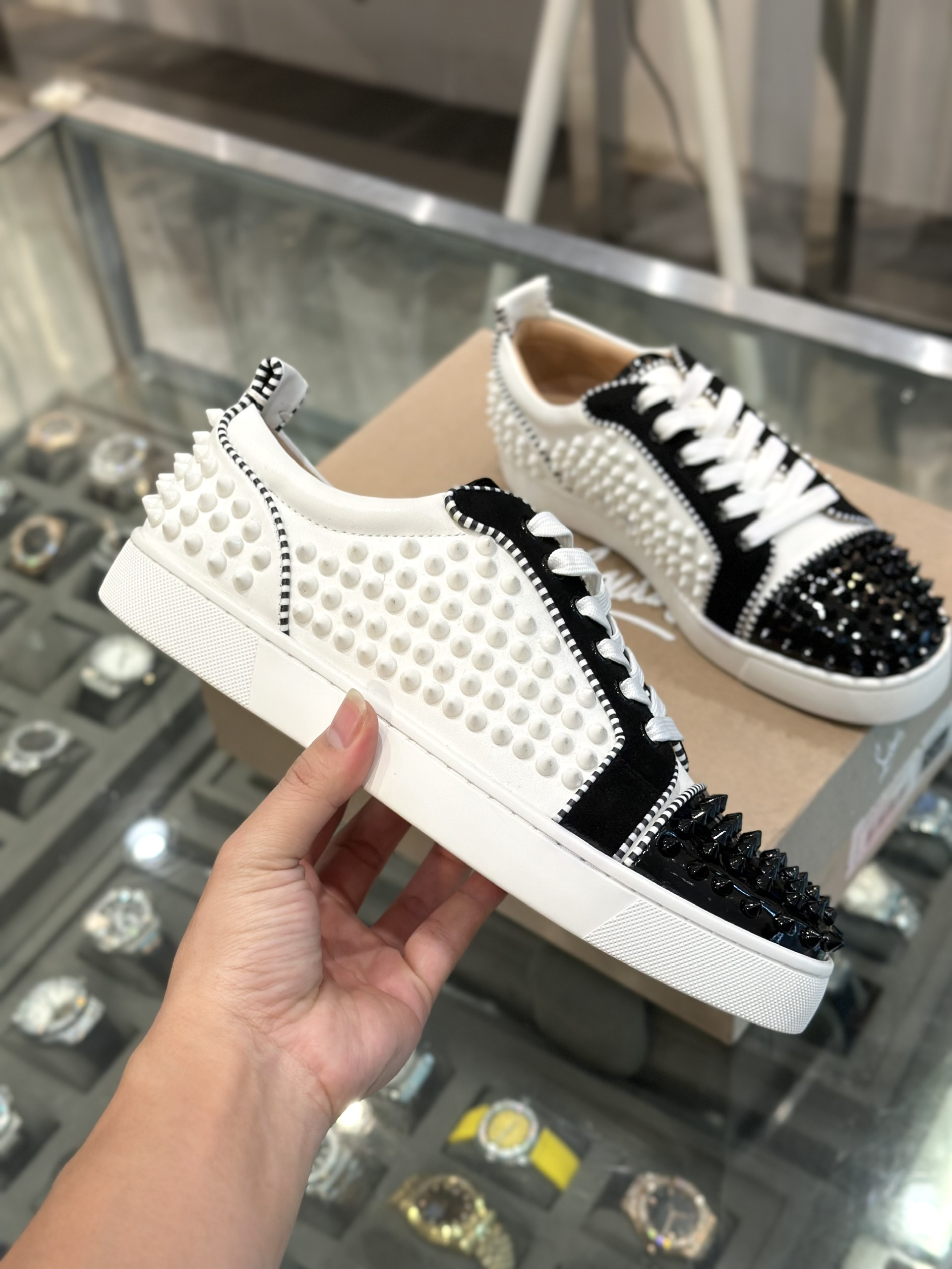 Giày sneaker Louboutin Đen phối Trắng đính đinh full Like Auth fullbox VTN