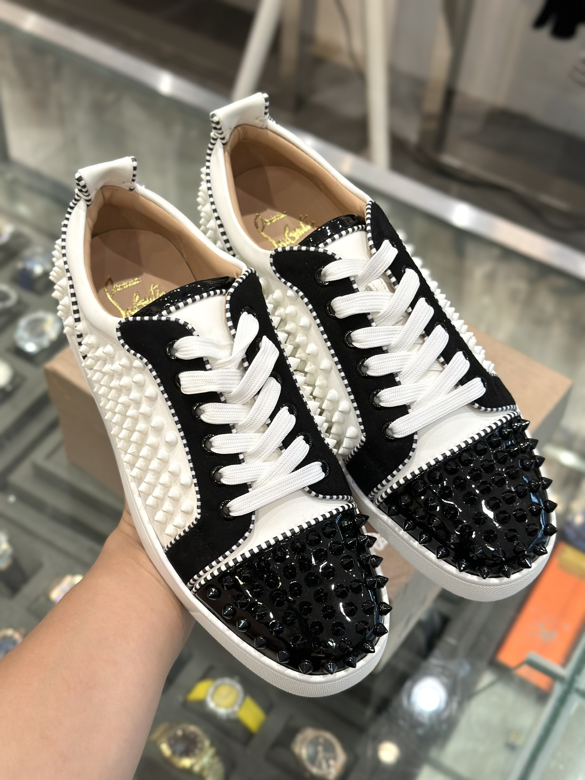 Giày sneaker Louboutin Đen phối Trắng đính đinh full Like Auth fullbox VTN