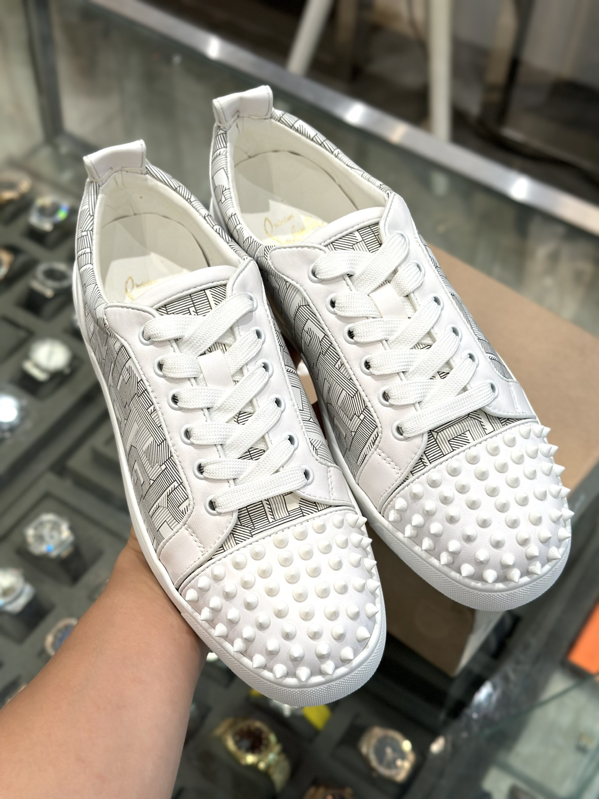 Giày sneaker Louboutin Trắng họa tiết logo chữ kẻ sọc đính đinh Like Auth fullbox VTN