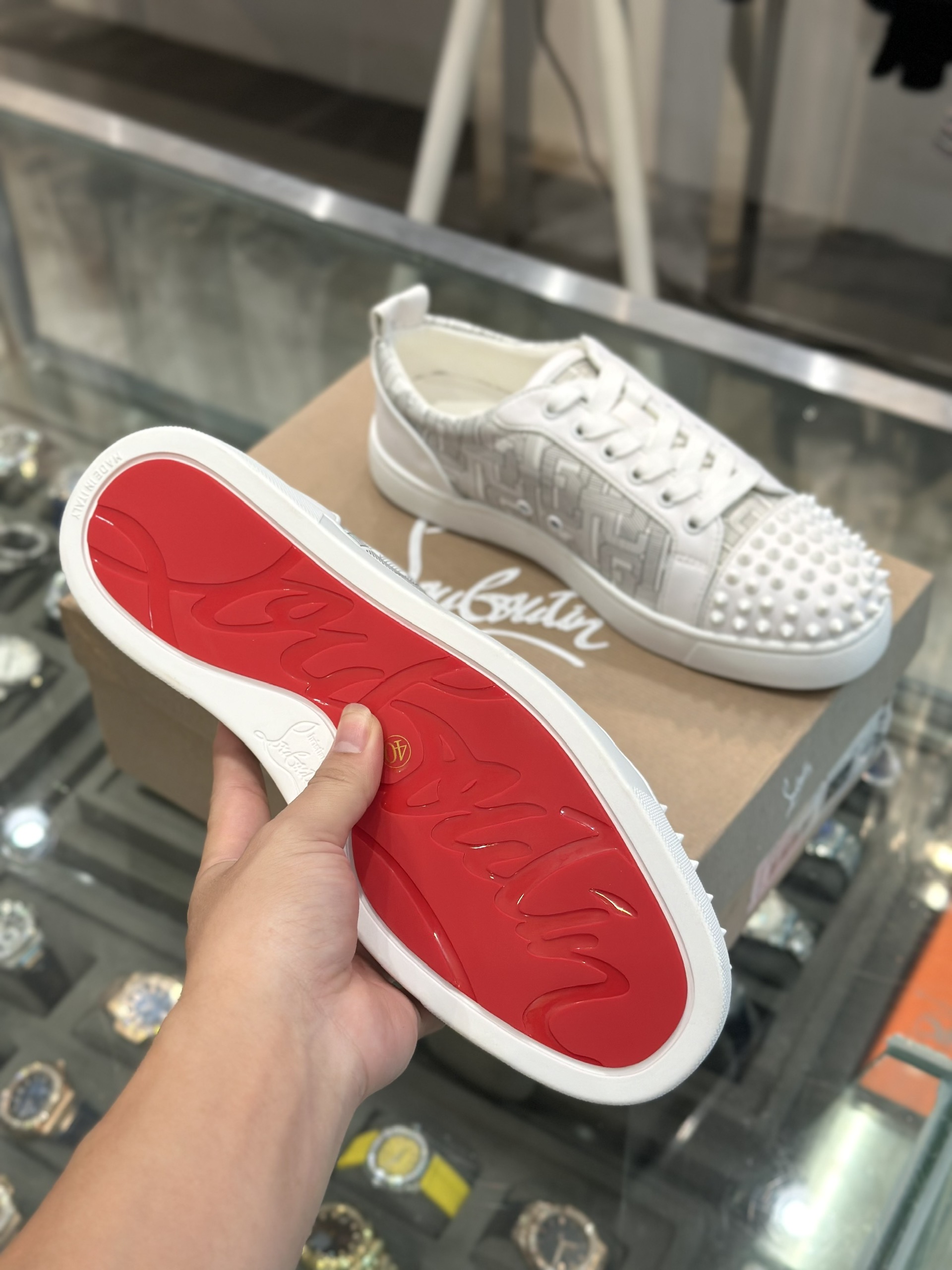 Giày sneaker Louboutin Trắng họa tiết logo chữ kẻ sọc đính đinh Like Auth fullbox VTN
