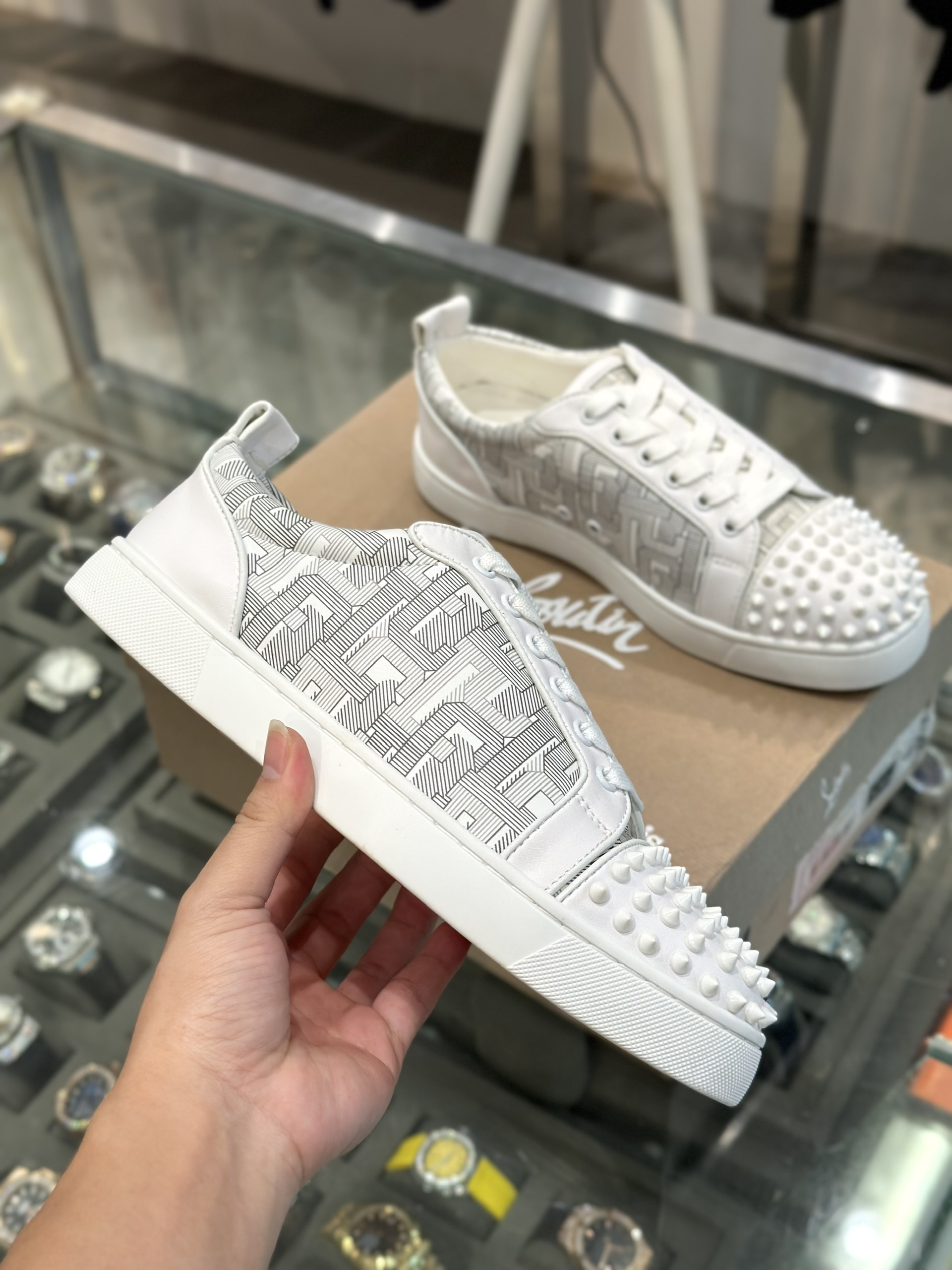 Giày sneaker Louboutin Trắng họa tiết logo chữ kẻ sọc đính đinh Like Auth fullbox VTN