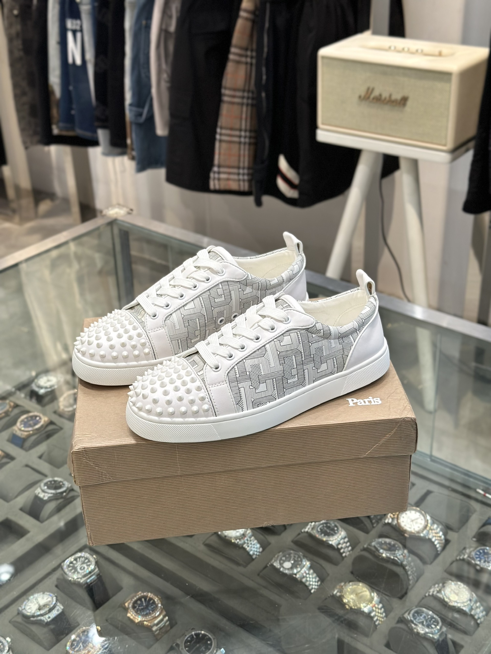 Giày sneaker Louboutin Trắng họa tiết logo chữ kẻ sọc đính đinh Like Auth fullbox VTN