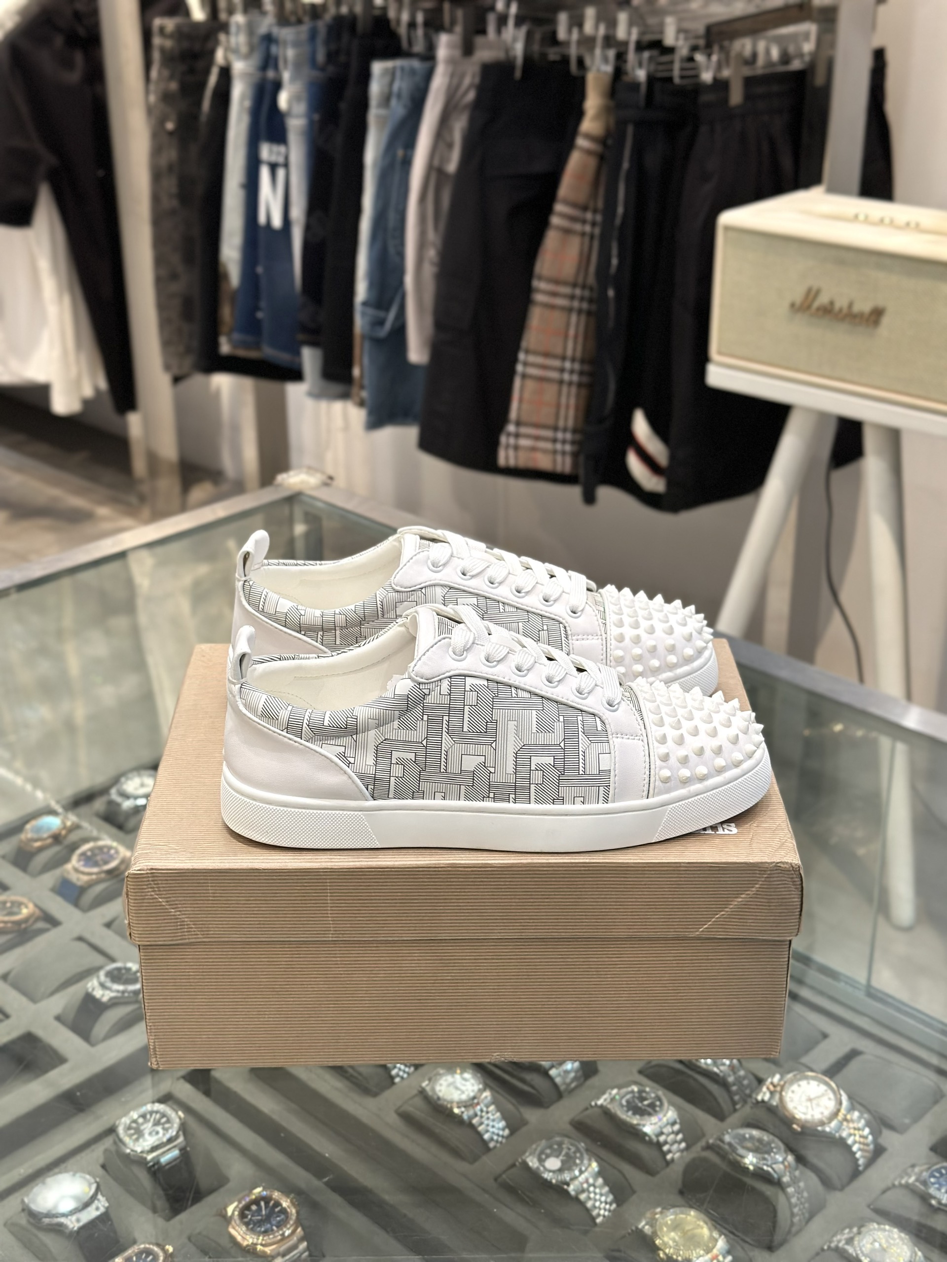 Giày sneaker Louboutin Trắng họa tiết logo chữ kẻ sọc đính đinh Like Auth fullbox VTN