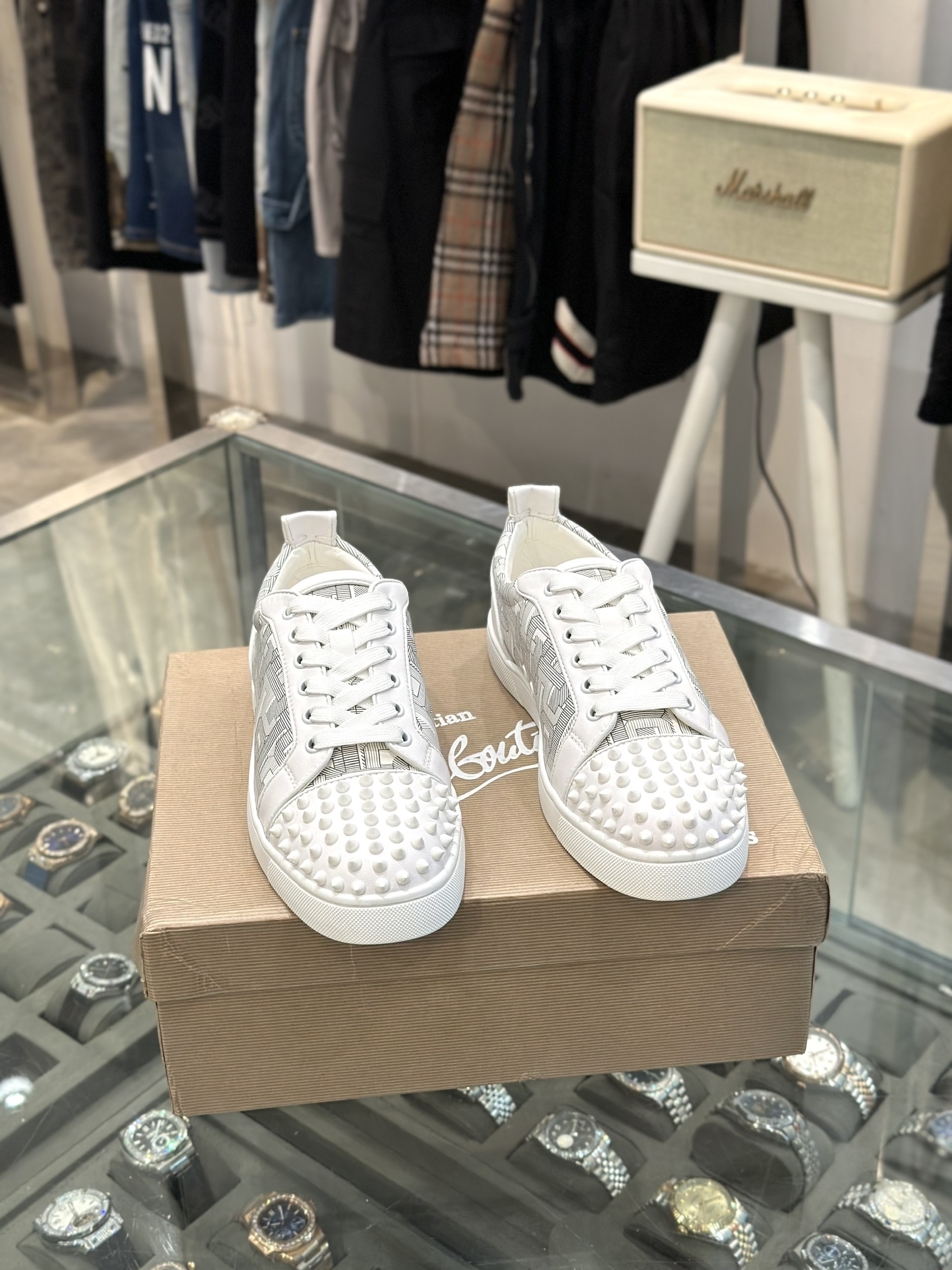Giày sneaker Louboutin Trắng họa tiết logo chữ kẻ sọc đính đinh Like Auth fullbox VTN