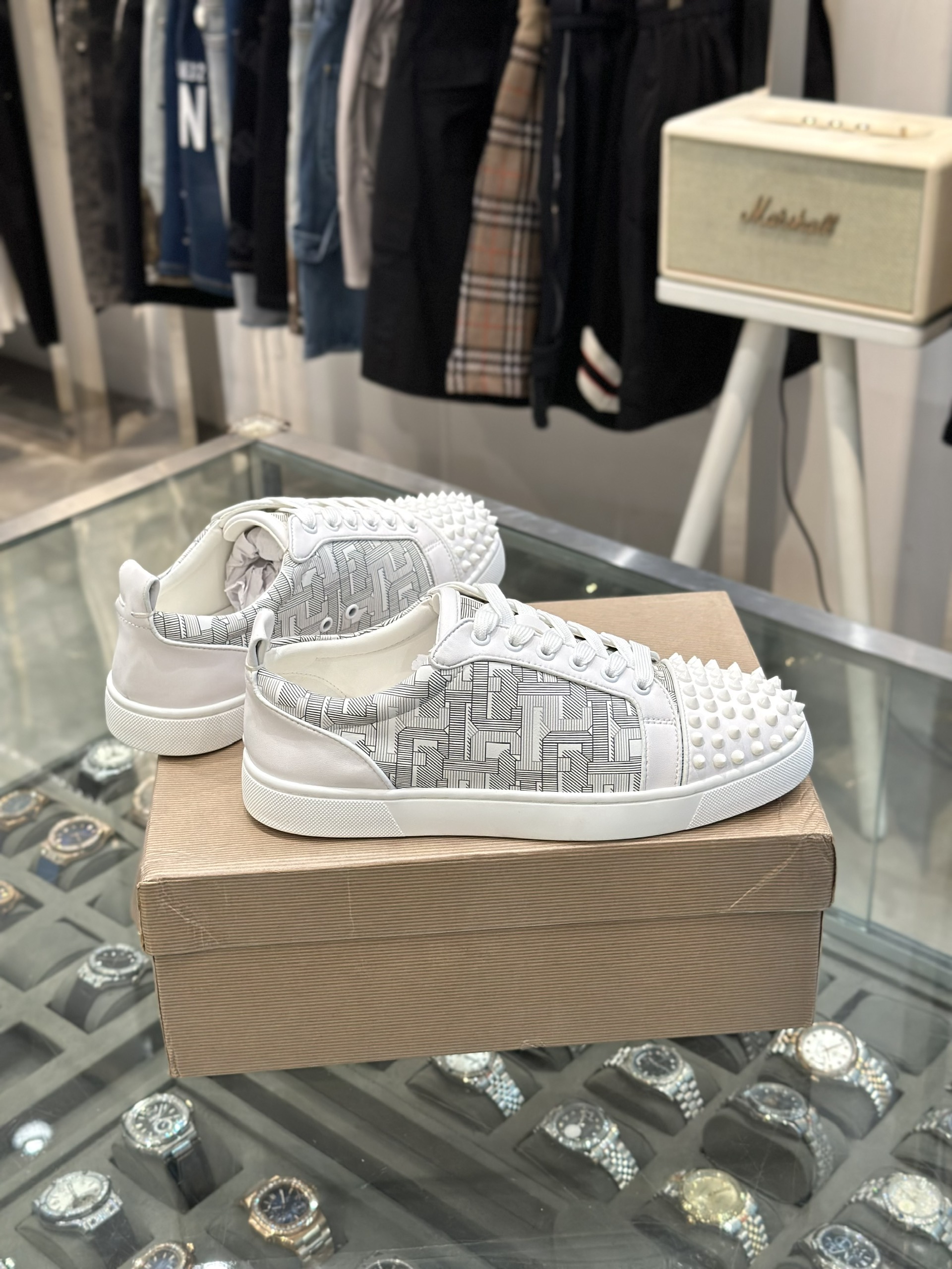 Giày sneaker Louboutin Trắng họa tiết logo chữ kẻ sọc đính đinh Like Auth fullbox VTN