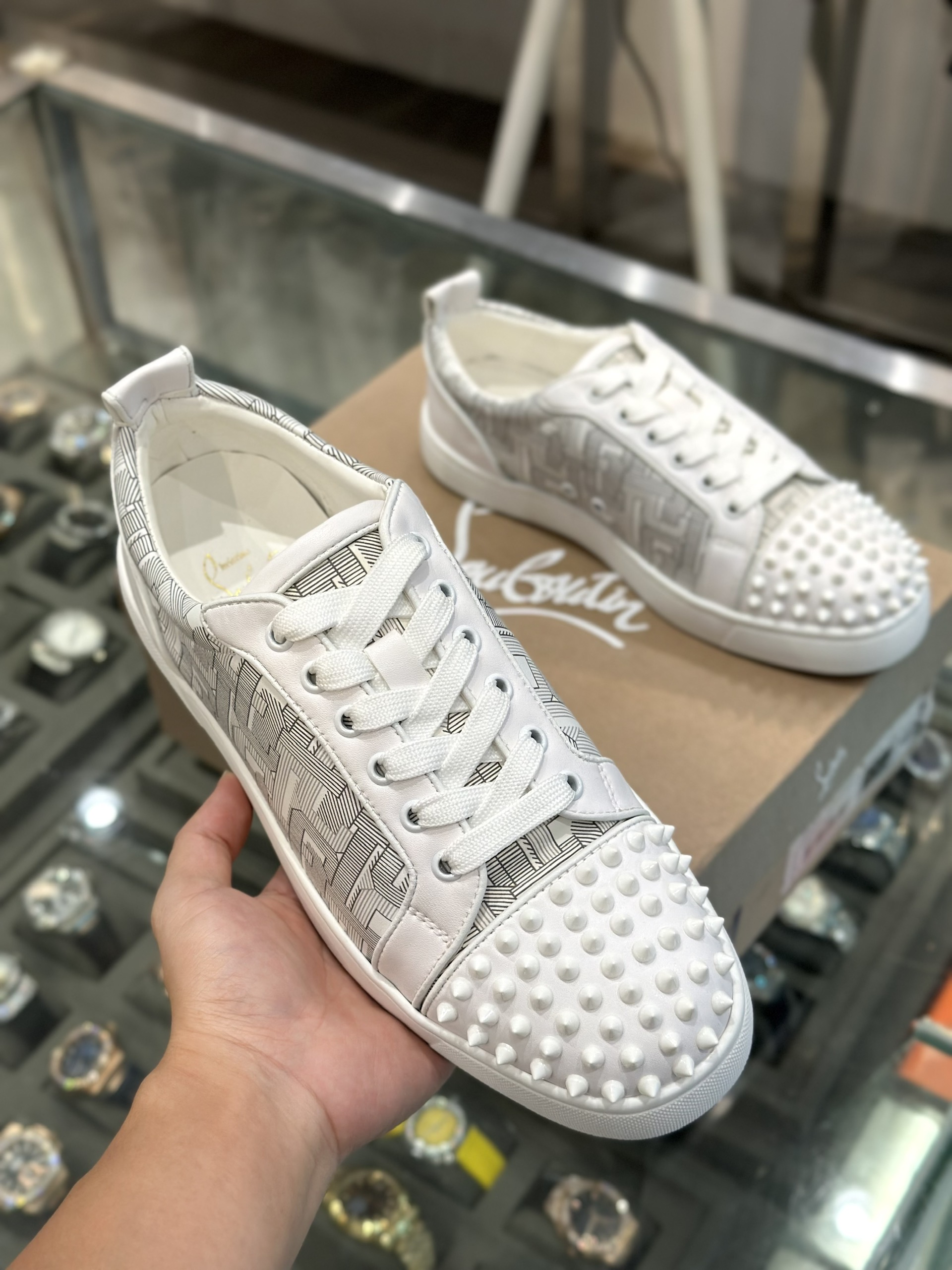 Giày sneaker Louboutin Trắng họa tiết logo chữ kẻ sọc đính đinh Like Auth fullbox VTN