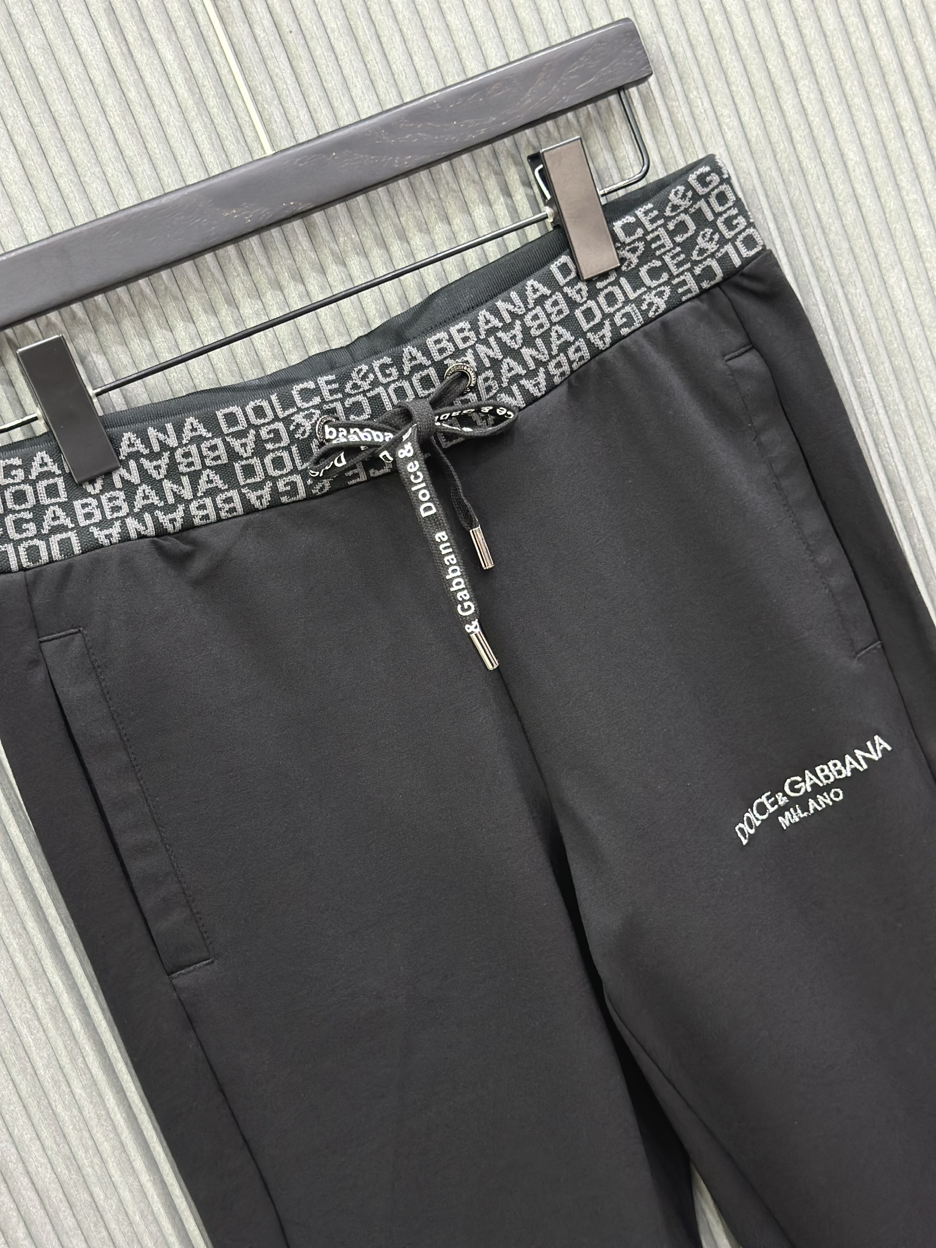 Quần dài nỉ Dolce Gabana DG Đen logo chữ thêu check cạp Like Auth VTN