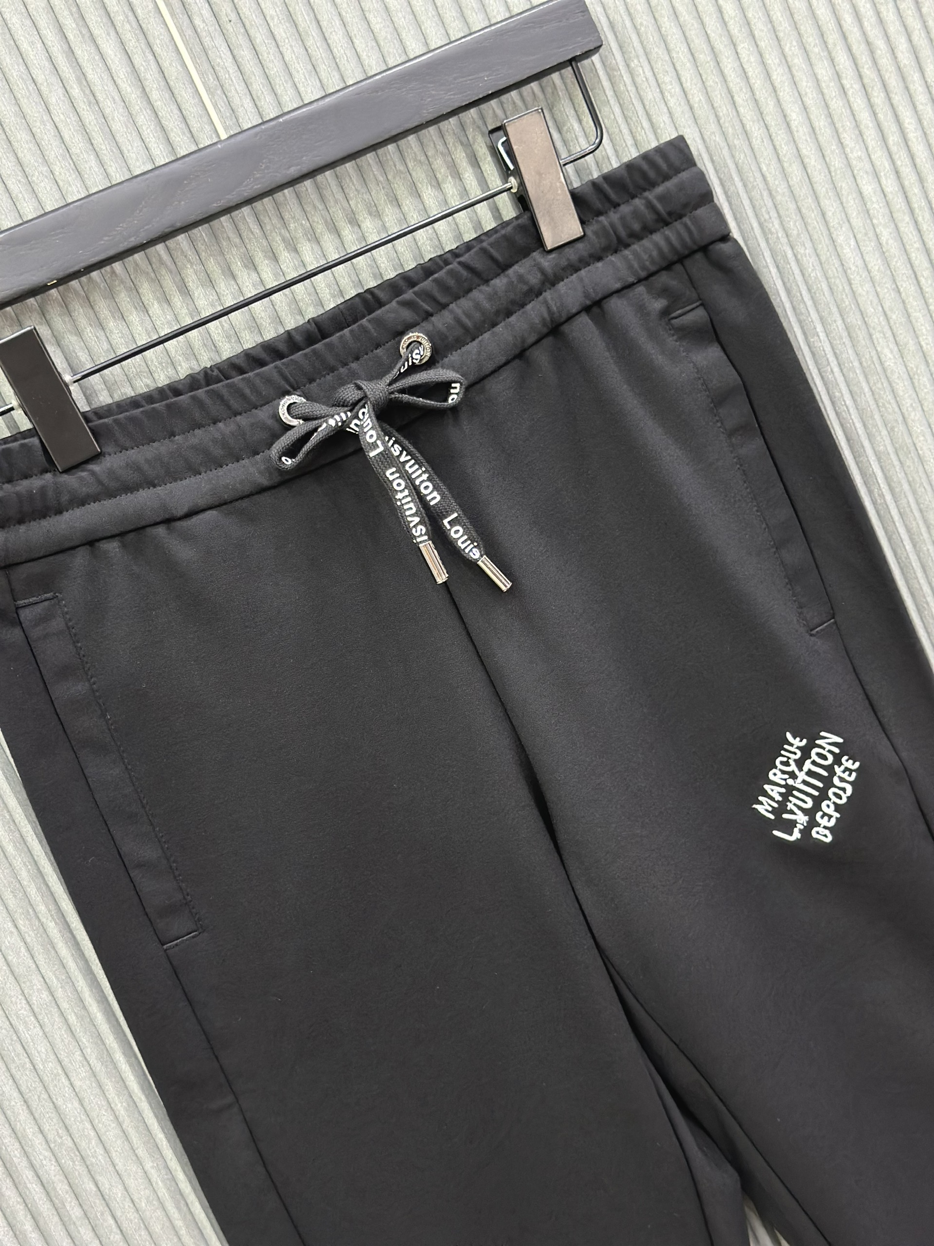 Quần dài nỉ Louis Vuitton LV Đen logo chữ du thuyền thêu Like Auth VTN