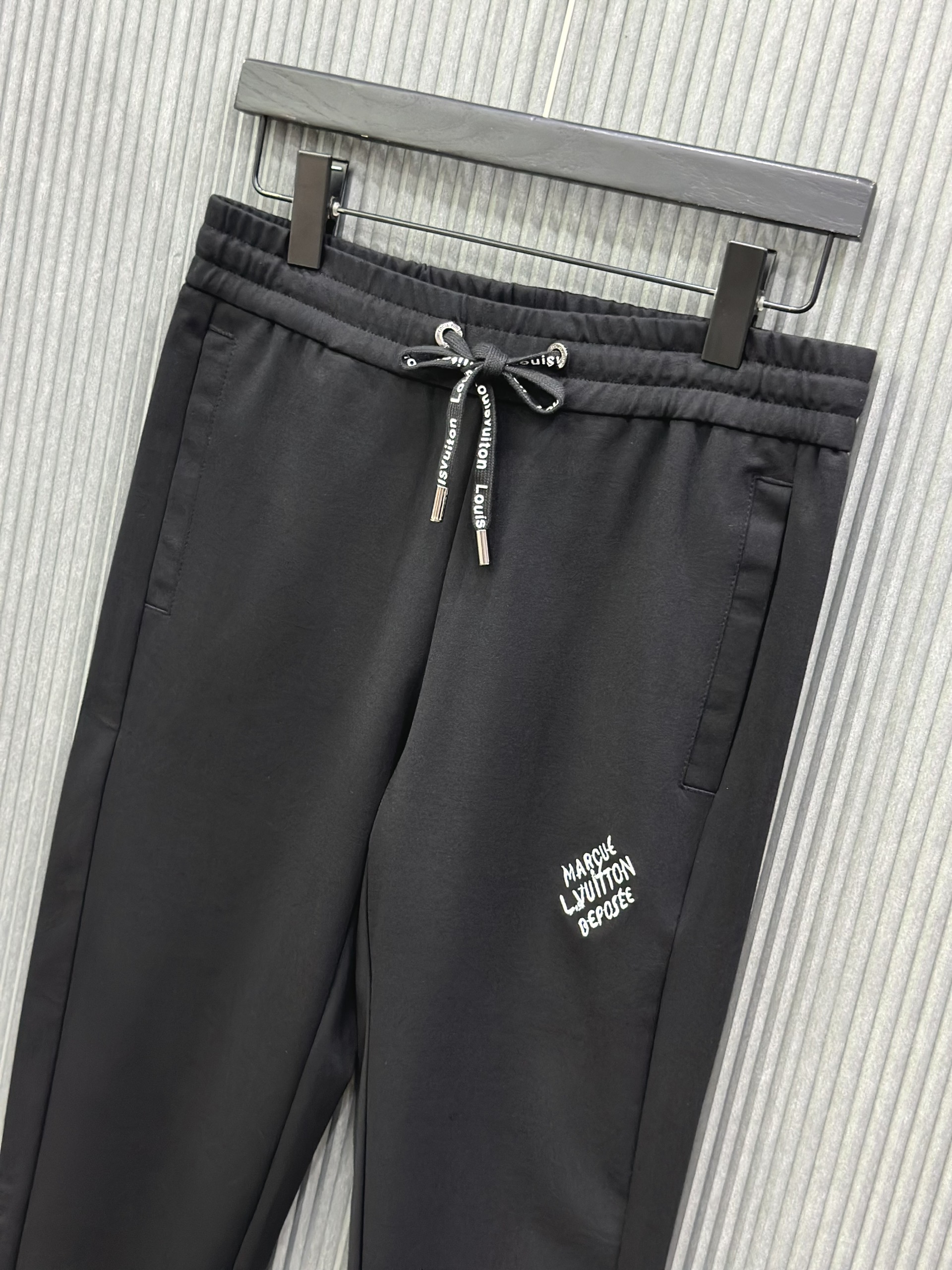 Quần dài nỉ Louis Vuitton LV Đen logo chữ du thuyền thêu Like Auth VTN