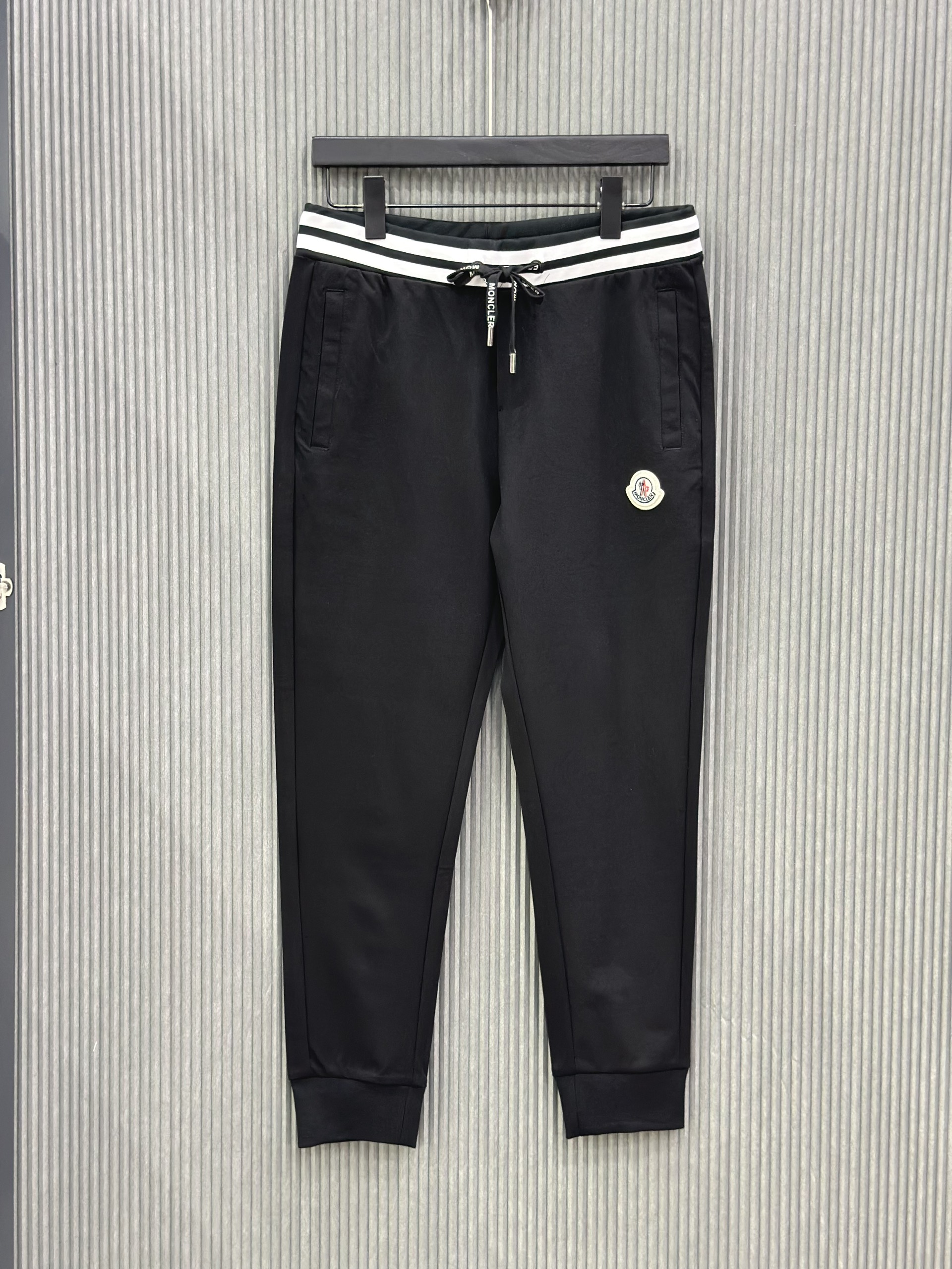 Quần dài nỉ Moncler M Đen logo chữ Trắng thêu check cạp kẻ sọc Like Auth VTN